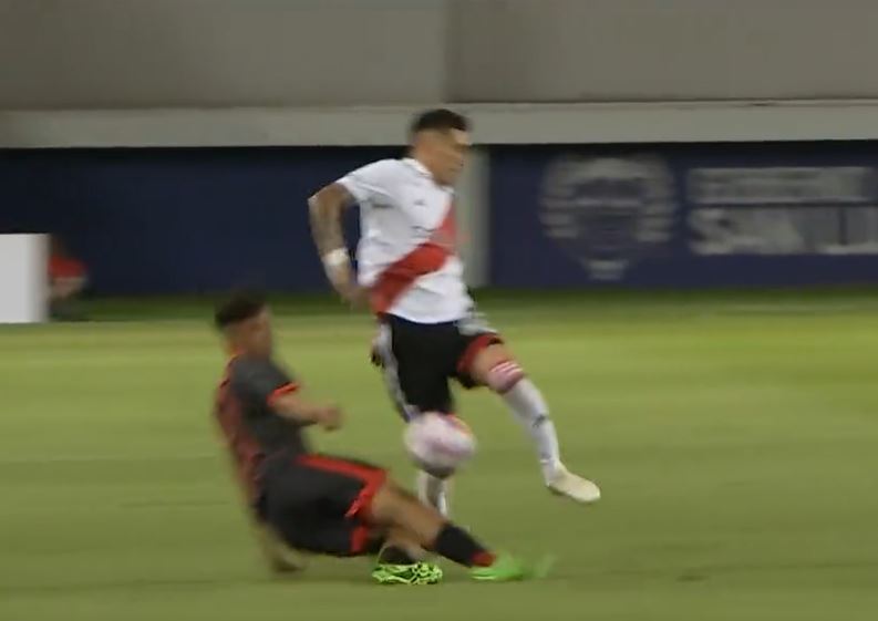 Matías Kranevitter sufrió la fractura del tobillo derecho tras una fuerte falta.