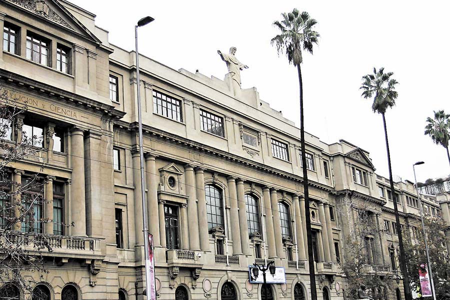 Frontis de la Pontificia Universidad Católica de Chile.