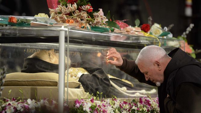 Exponen cuerpo del popular santo italiano Padre Pío | La Prensa Panamá