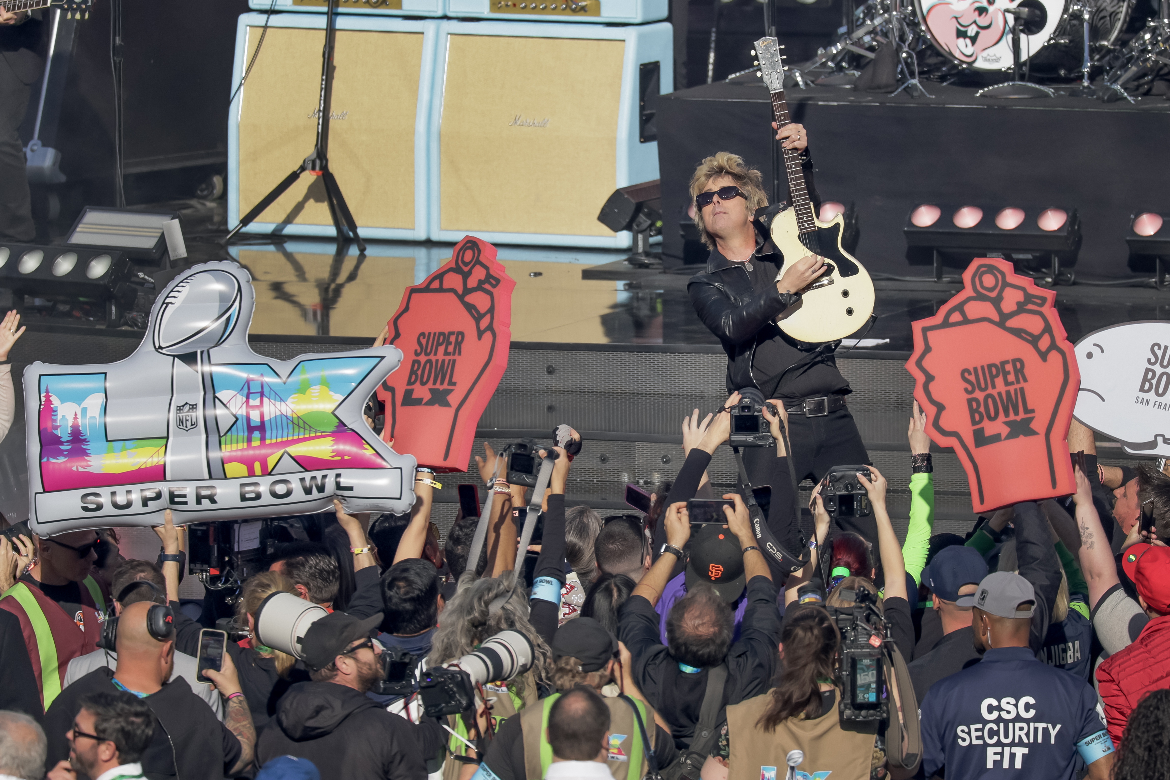 Green Day canta 'American Idiot' en el show de apertura del Super