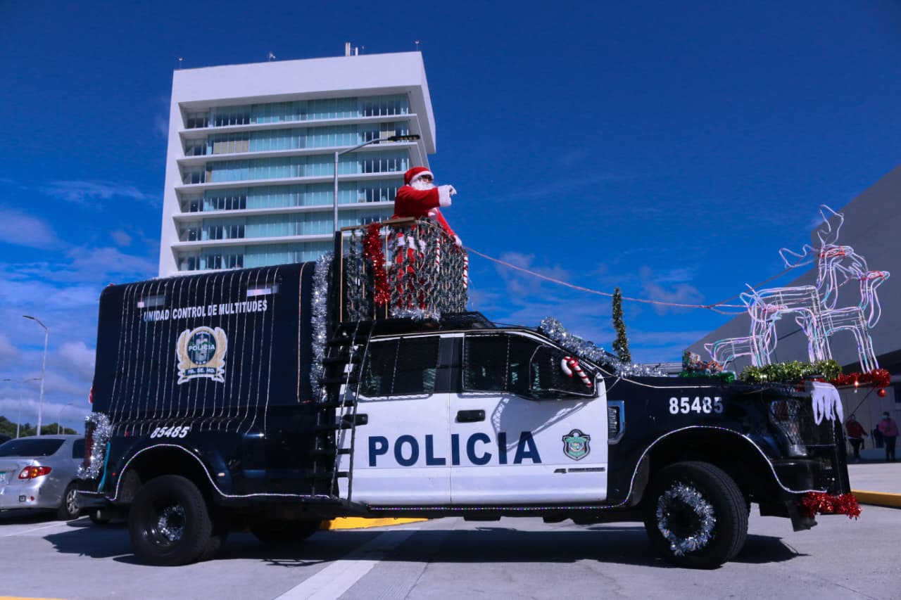 Policías y bomberos organizan fiesta navideña para niños internados en hospital