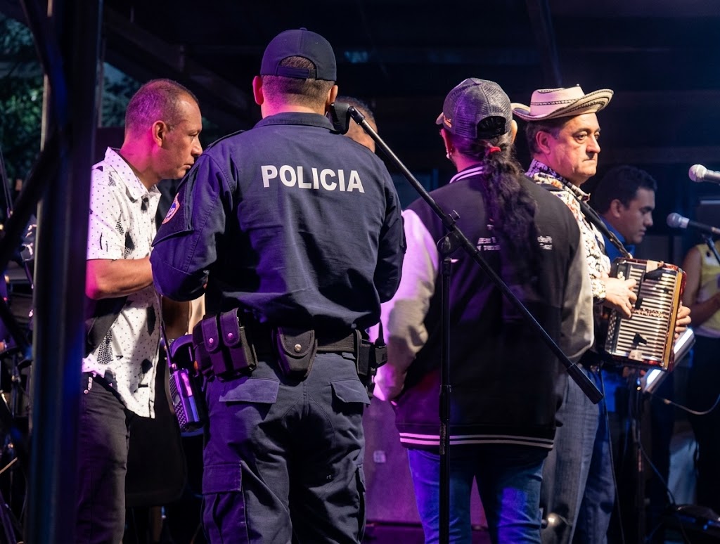 Policía interrumpe presentación de Alfredo Escudero en el Festival de la Mejorana y genera rechazo en Guararé