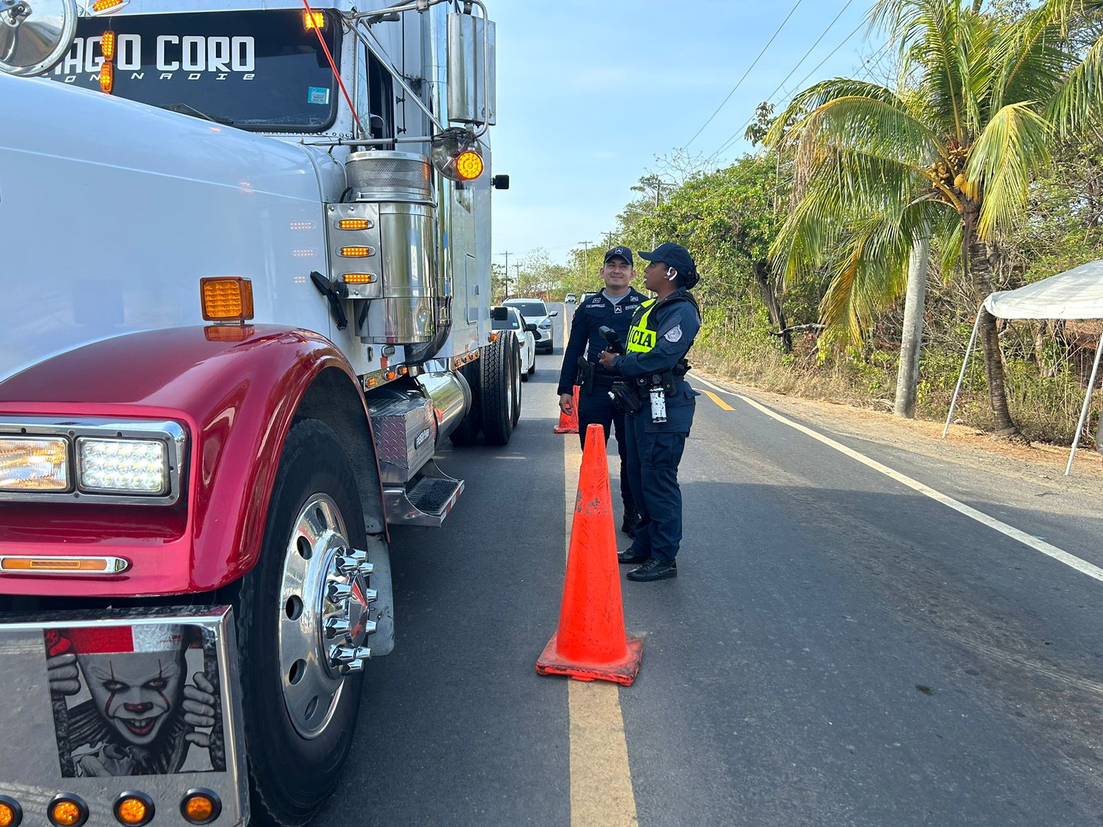 Al menos 20 mil vehículos se han desplazado hacia el interior del país