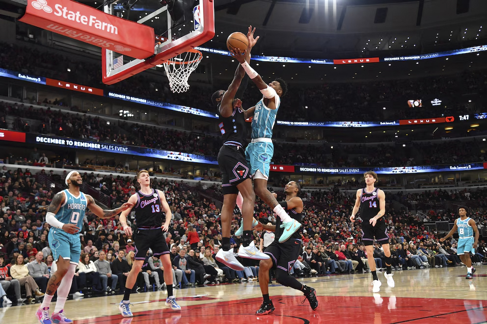 Brutal choque entre LaMelo Ball y Jalen Smith: conmoción cerebral y remontada épica de los Hornets