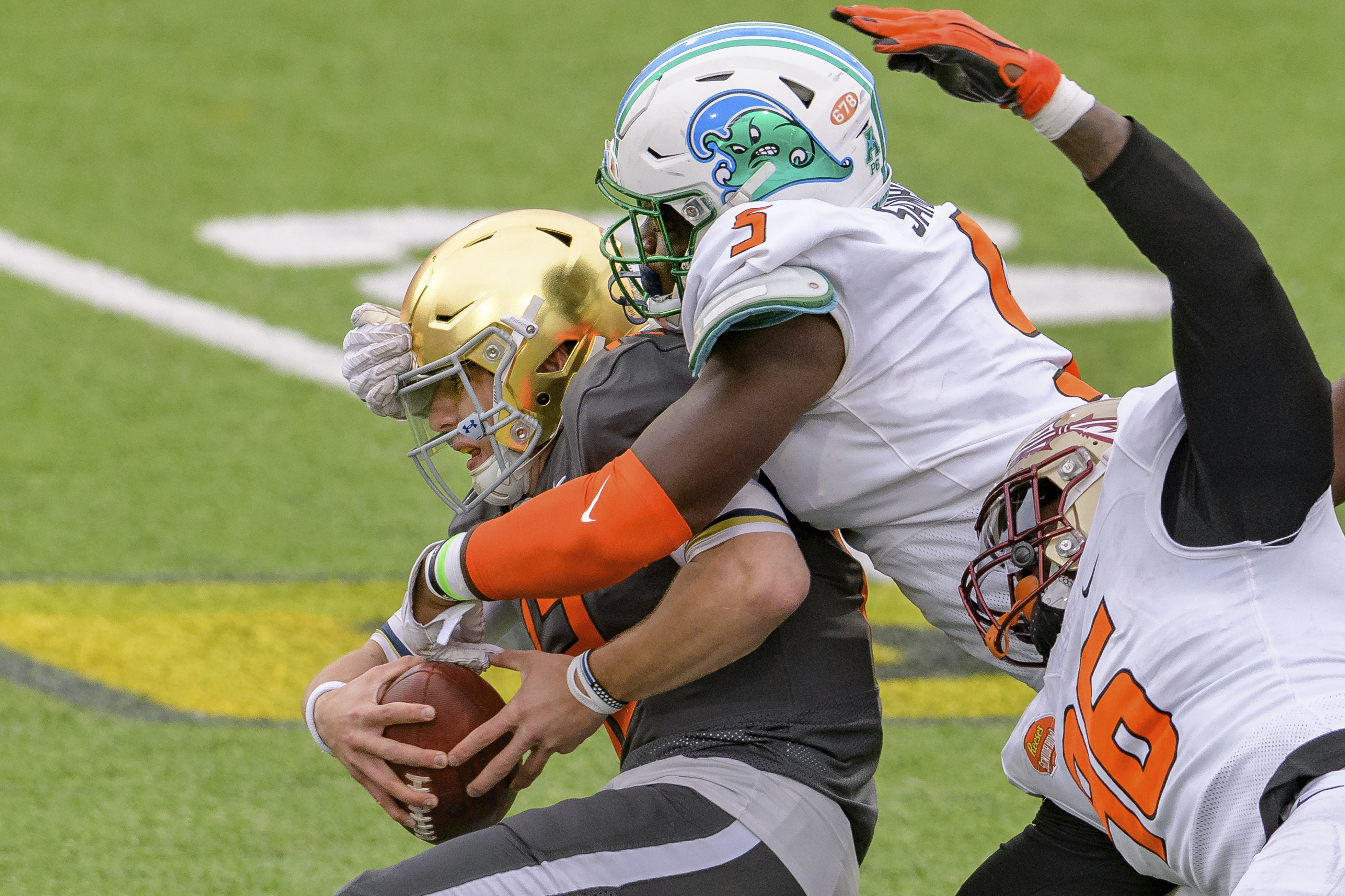 Bengals' Tyler Shelvin again carries Joe Burrow off field with one arm