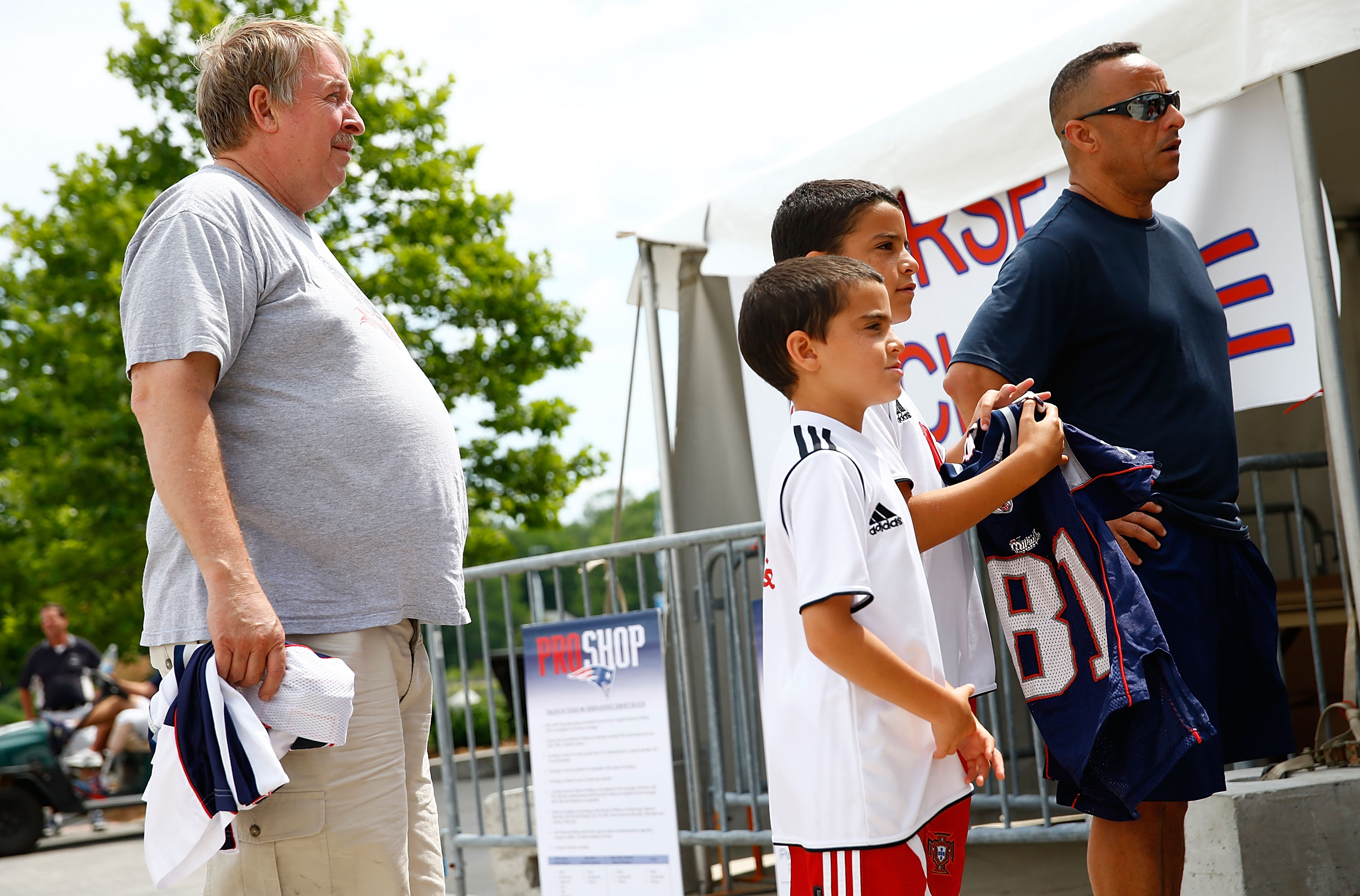 Patriots Pro Shop to offer Hernandez jersey exchange