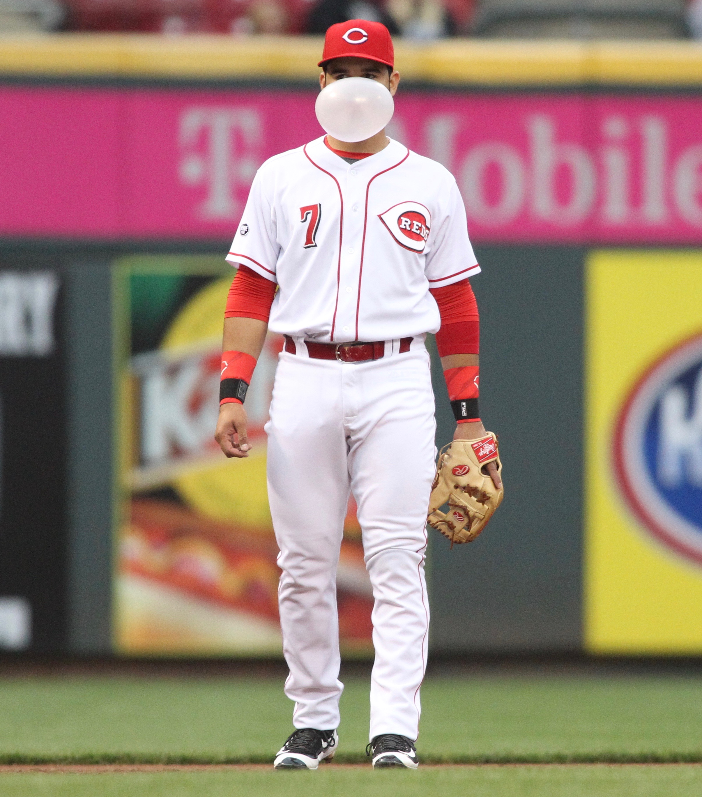 Reds' Eugenio Suarez may be best bubble gum blower in baseball