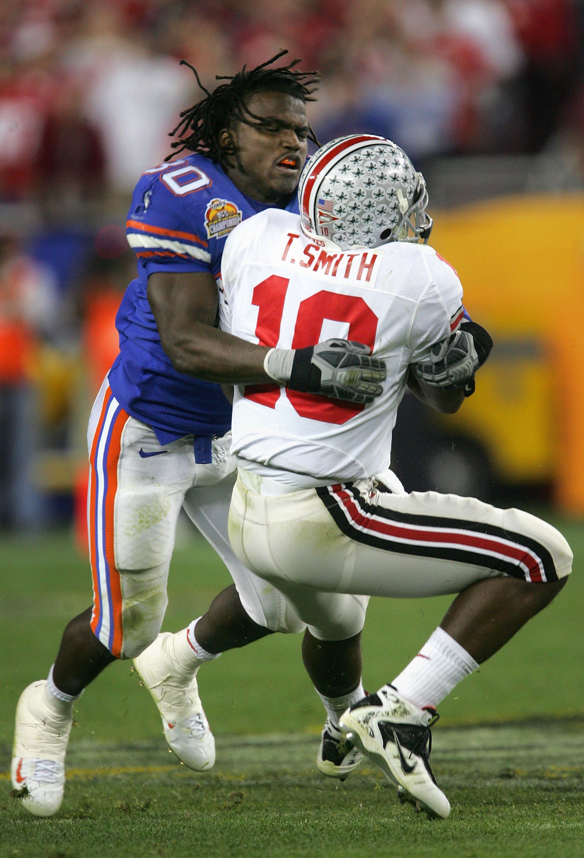 GLENDALE, AZ - JANUARY 08: Linebacker Earl Everett #30 of the Florida Gators tackles Troy Smith #10 of the Ohio State Buckeyes after losing his helmet during the 2007 Tostitos BCS National Championship Game at the University of Phoenix Stadium on January 8, 2007 in Glendale, Arizona. (Photo by Stephen Dunn/Getty Images)