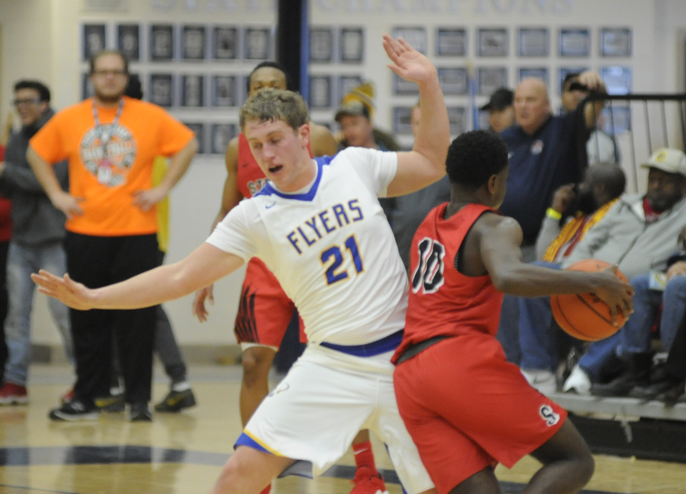 Sam Huelsman of Marion Local (21) makes his stand. MARC PENDLETON / STAFF