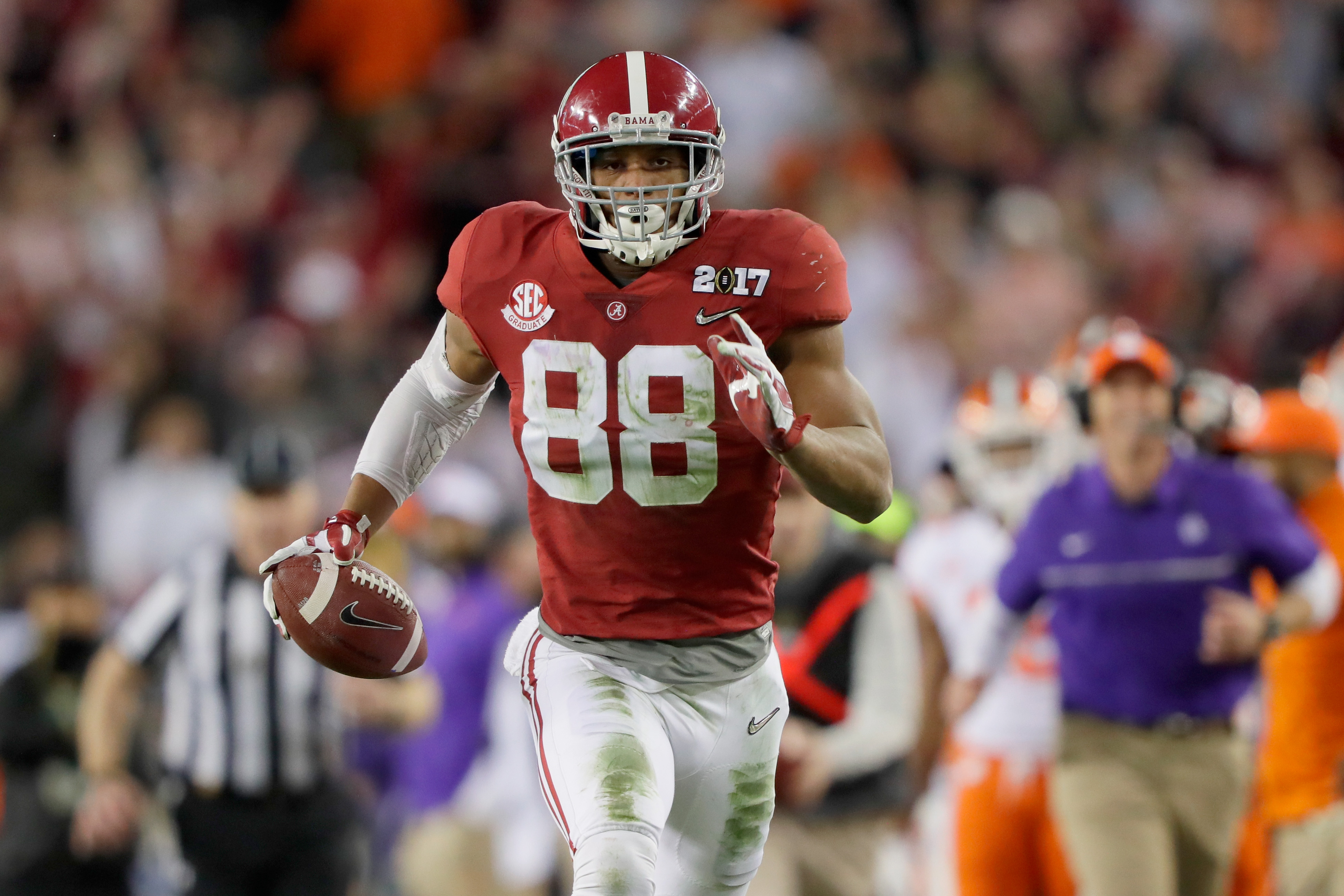 O.J. Howard visiting Cincinnati Bengals, expected to sign with them