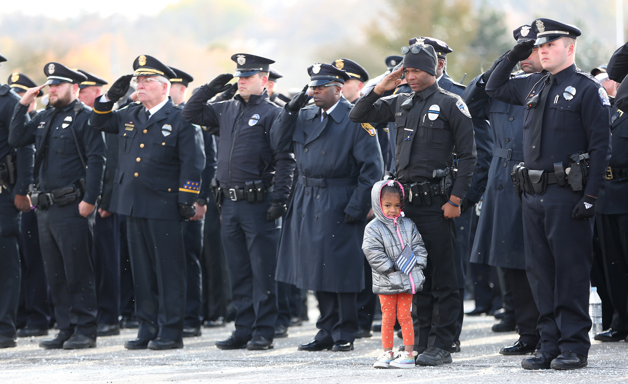 Young girl pays tribute to Dayton detective DelRio