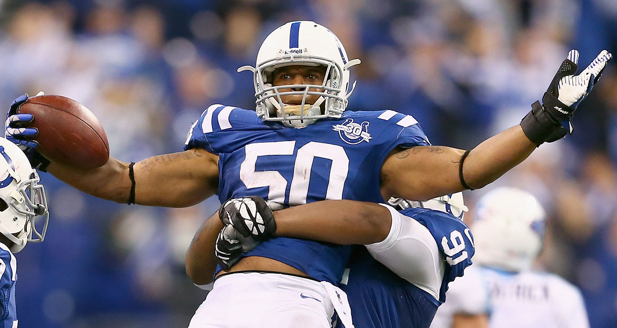 Bears linebacker Jerrell Freeman saves man with Heimlich maneuver at airport