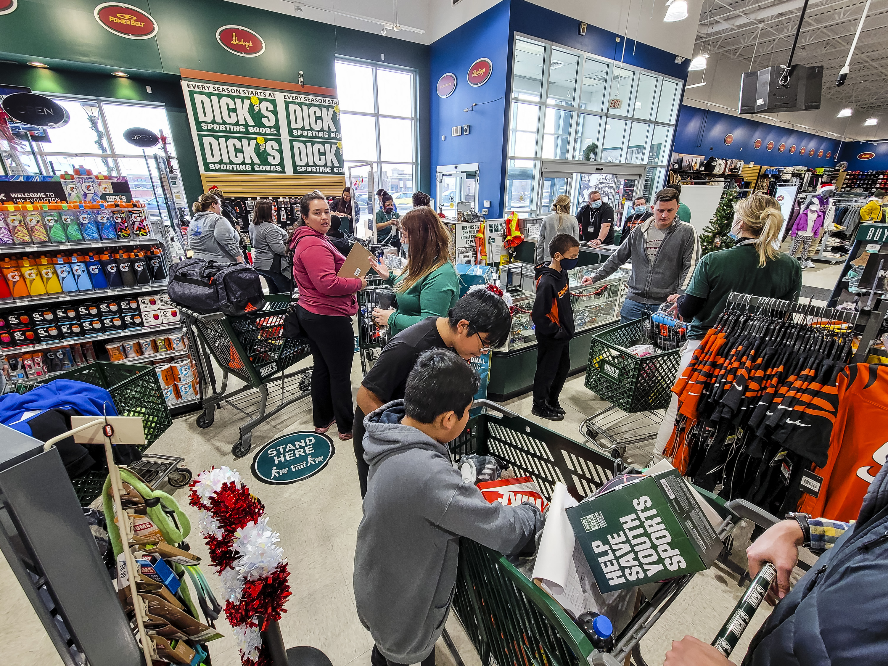 Bengals great Anthony Muñoz treats Hamilton school kids to shopping spree