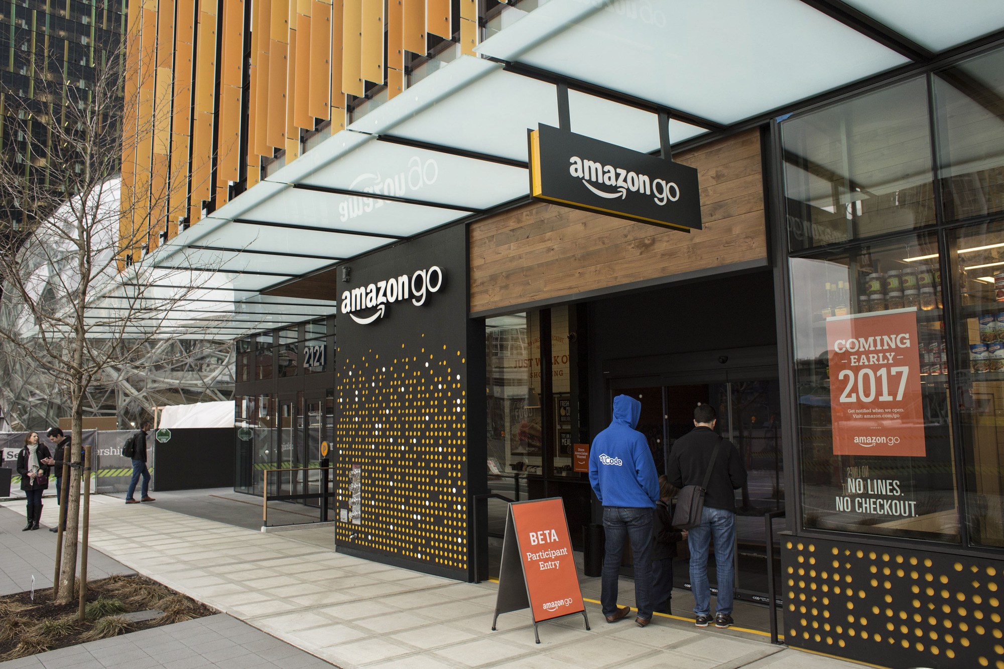 E-commerce retailers continue looking to open physical stores