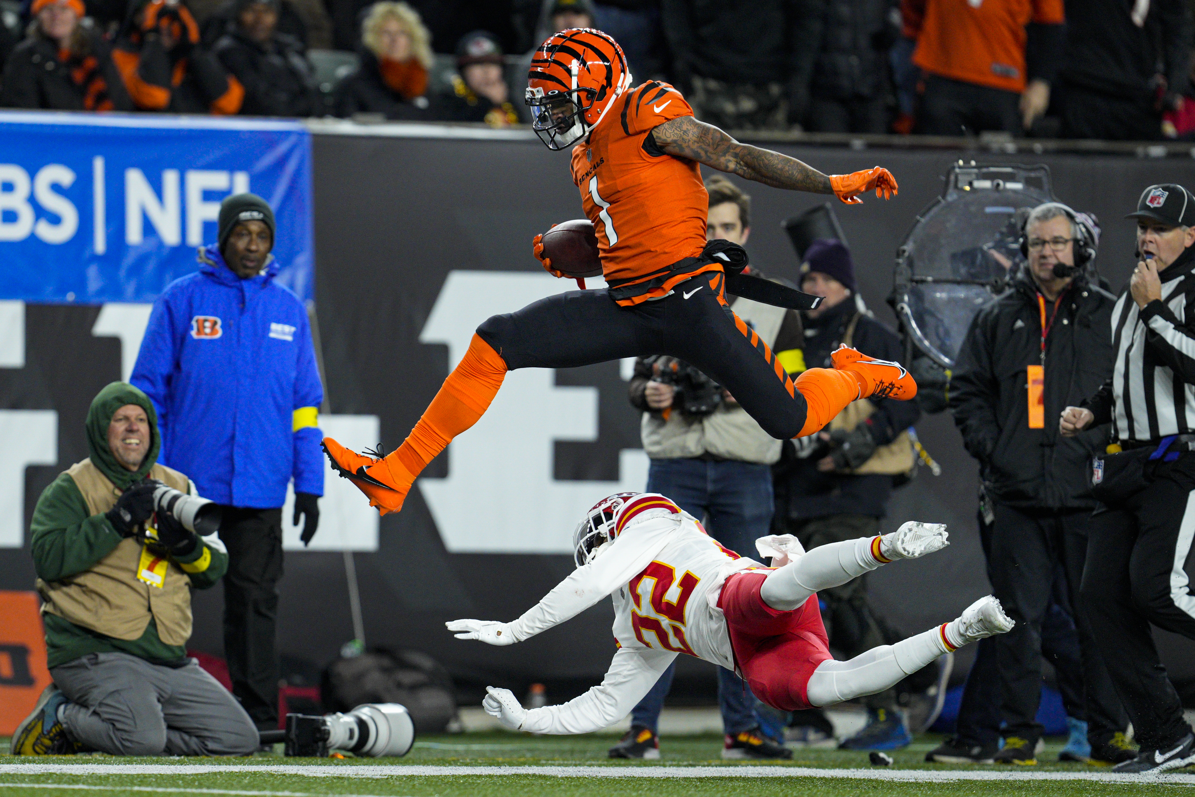 Cincinnati Bengals wide receiver Ja'Marr Chase's ridiculous one-handed  catch vs. Kansas City Chiefs cornerback Trent McDuffie is just out of bounds