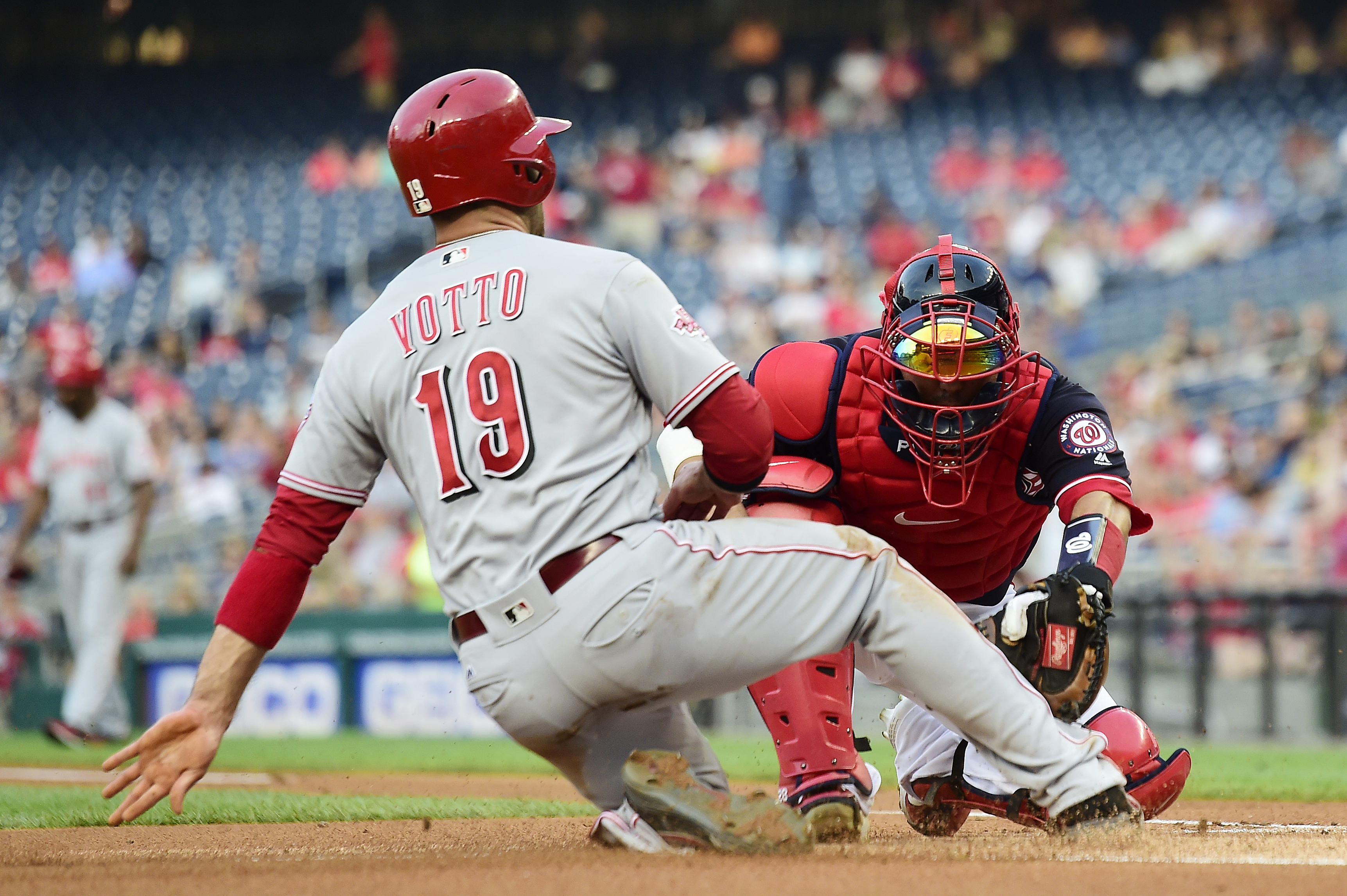 Aquino hits 2 home runs, Reds beat Cubs 7-1