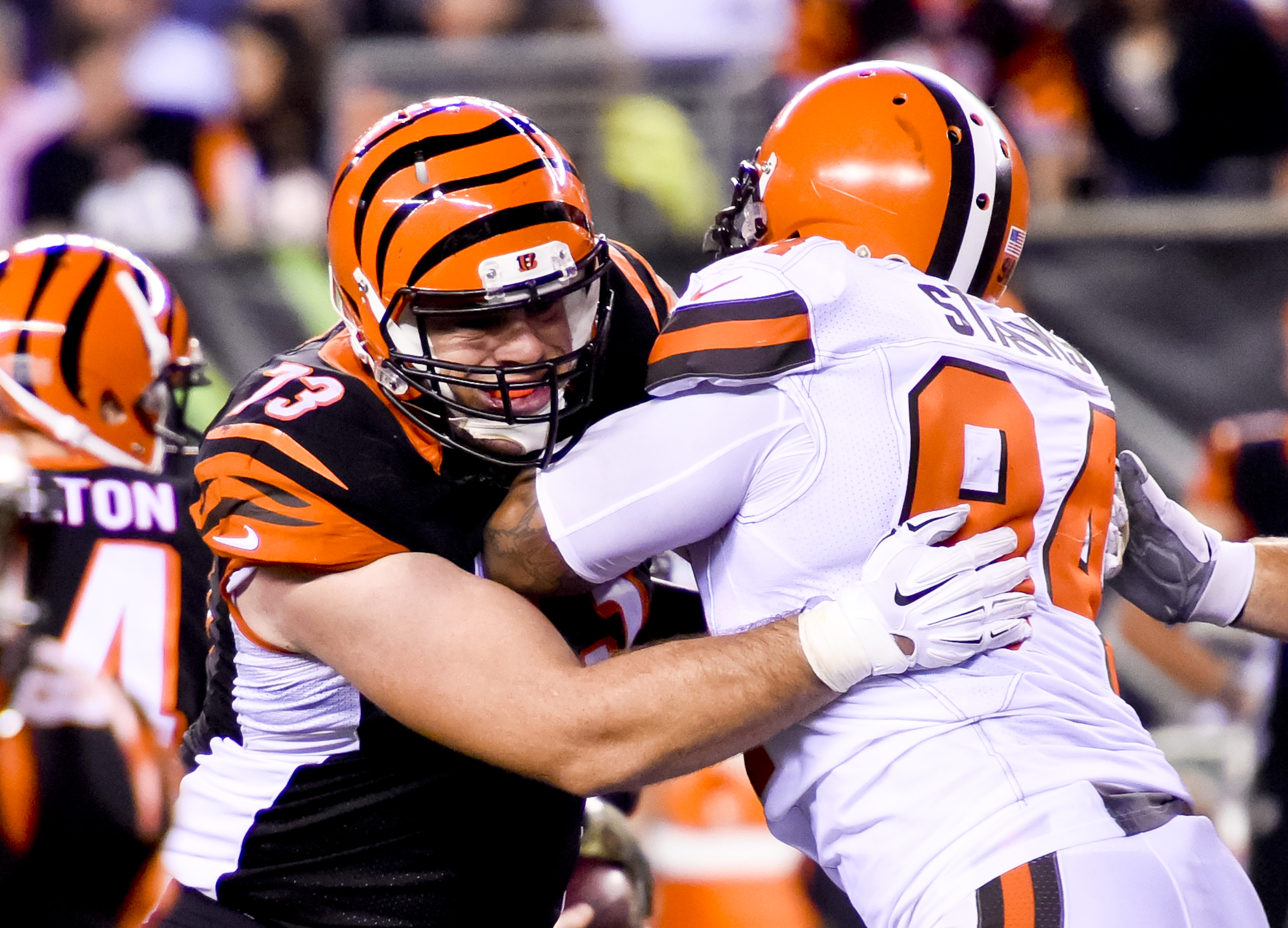 Cincinnati Bengals offensive tackle Eric Winston wears an new