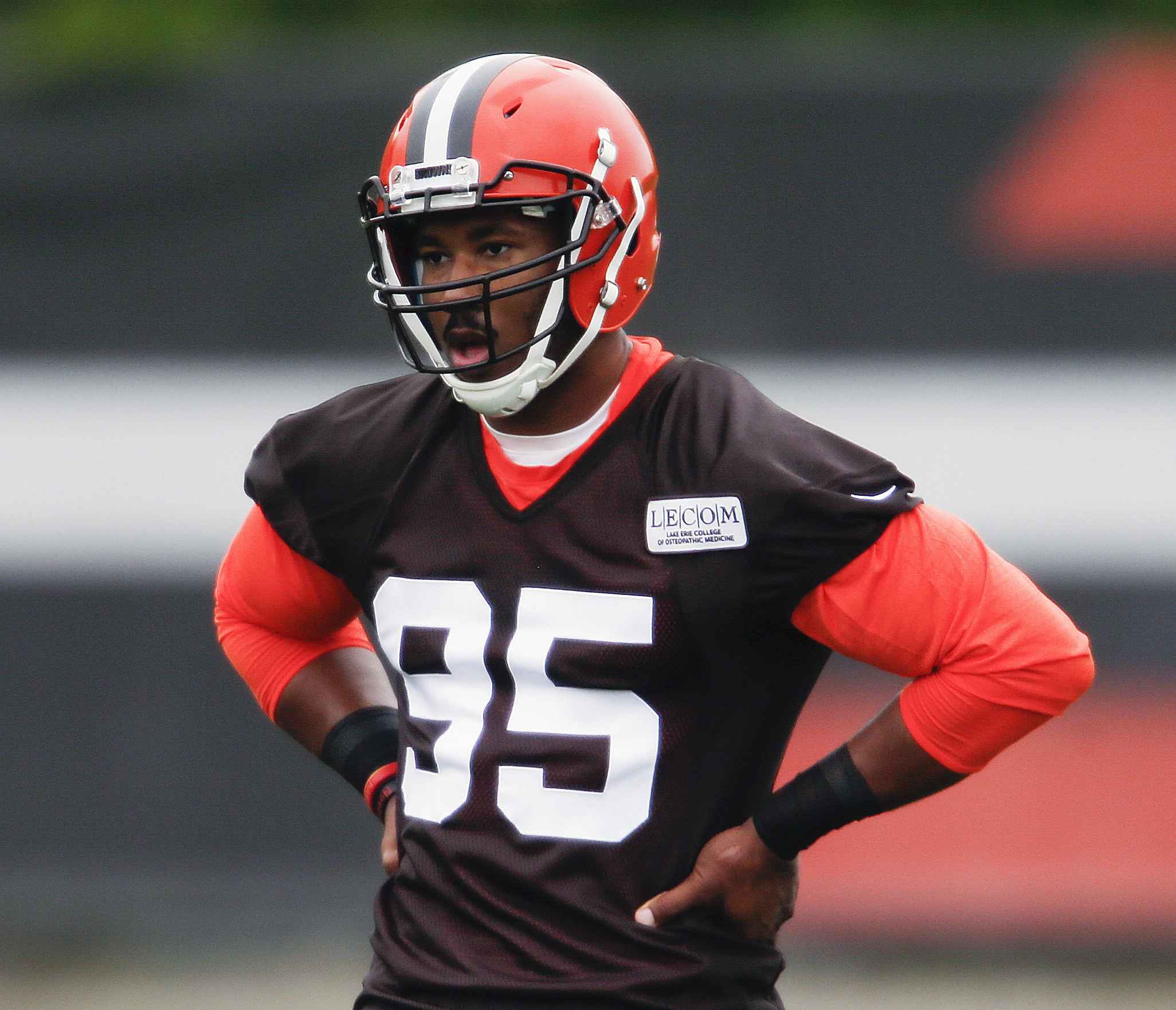 Browns Myles Garrett leaves practice early with injury