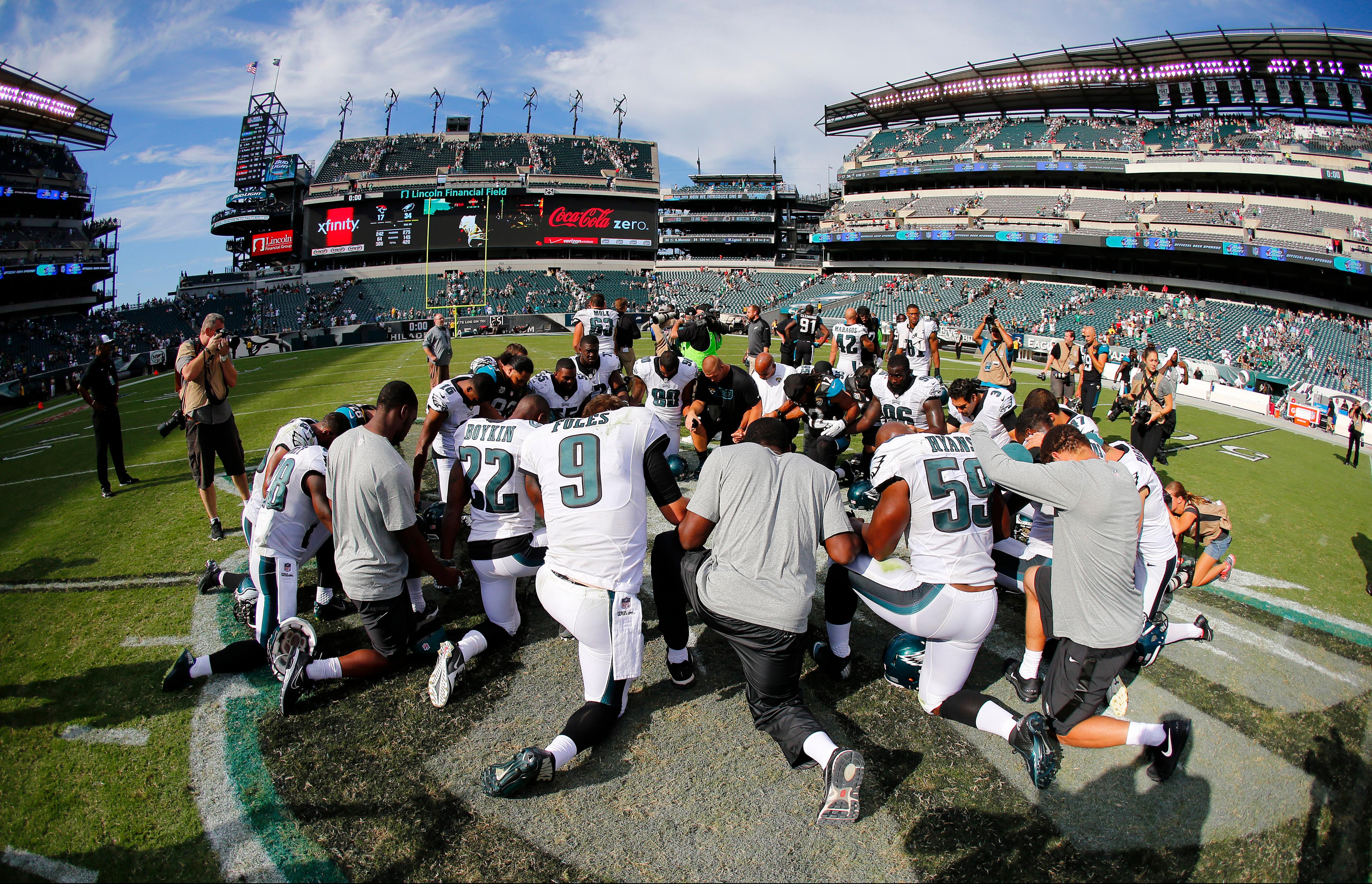 Fox News Shows Eagles Praying During Segment on NFL Anthem Dispute