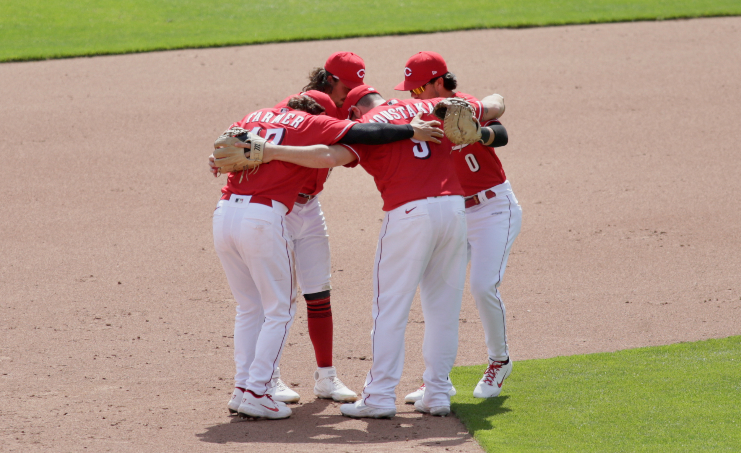 Castillo strong again; Winker, Stephenson hit HRs as Reds beat