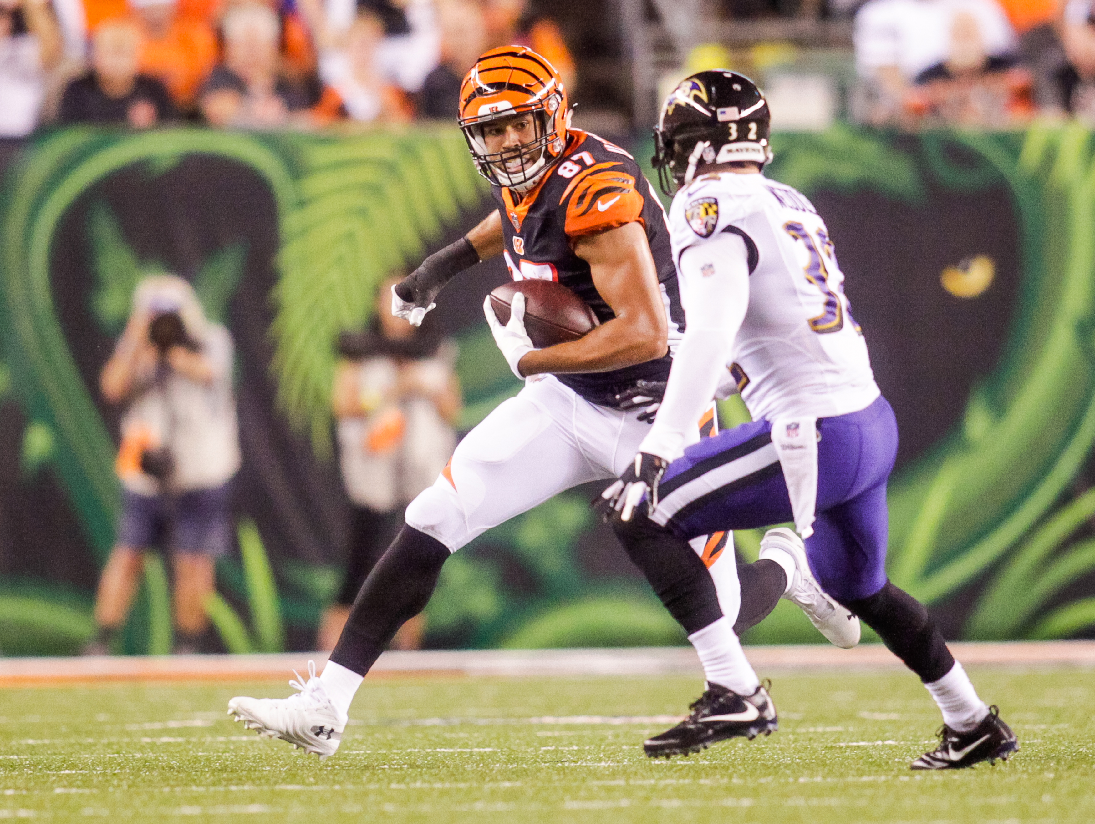 PHOTOS: Cincinnati Bengals Coach Zac Taylor visits Hamilton cancer center