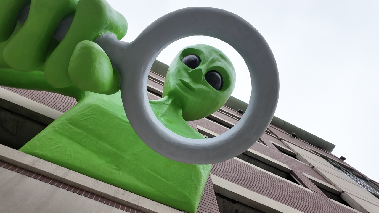 Giant alien art installation attracting folks to Covington