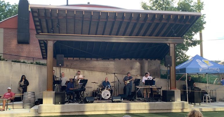 Το τοπικό συγκρότημα Mother's Jazz Collective θα ανοίξει το πρώτο Springfield Jazz and Blues Festival την Παρασκευή στο National Road Commons Park.  Μουσική θα παιχτεί επίσης ζωντανά στην υπαίθρια σκηνή της Mother Stewart's Brewing Company.