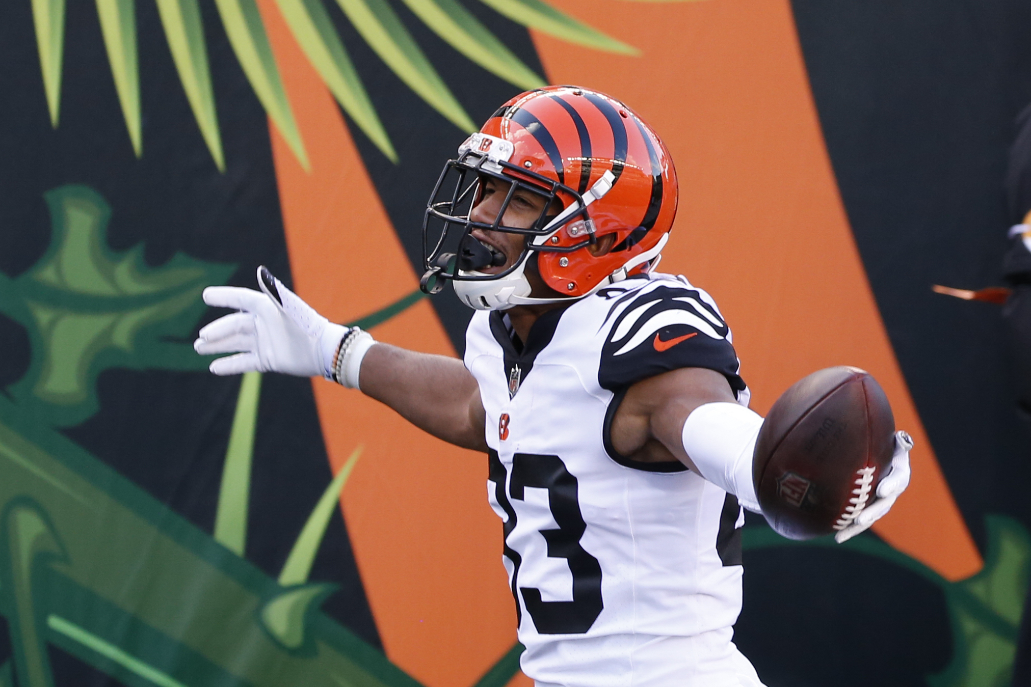 Cincinnati Bengals defeat the Tennessee Titans, 31-20, behind two  touchdowns from Giovani Bernard