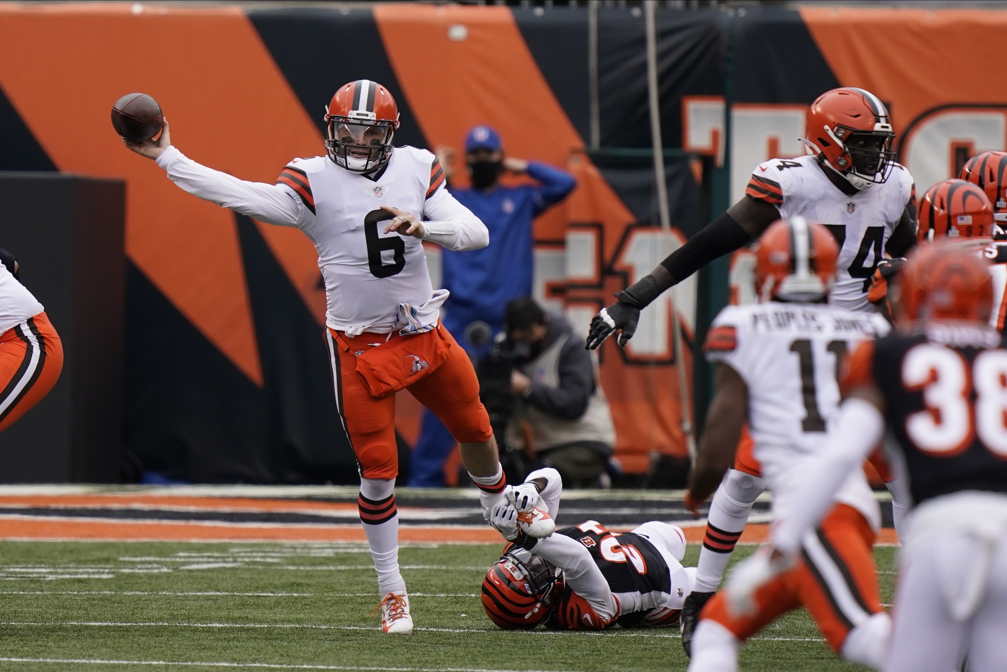 Myles Garrett reacts to Baker Mayfield's game-winning Rams drive