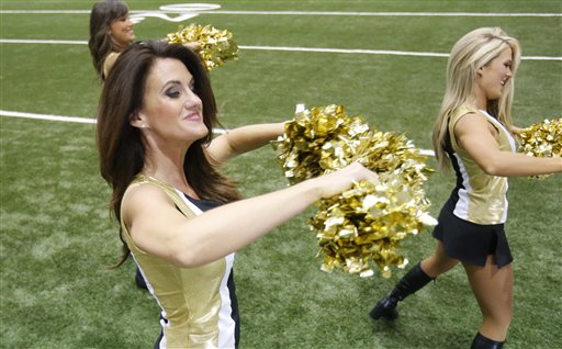 At 43, Muralles becomes oldest cheerleader in the NFL - L