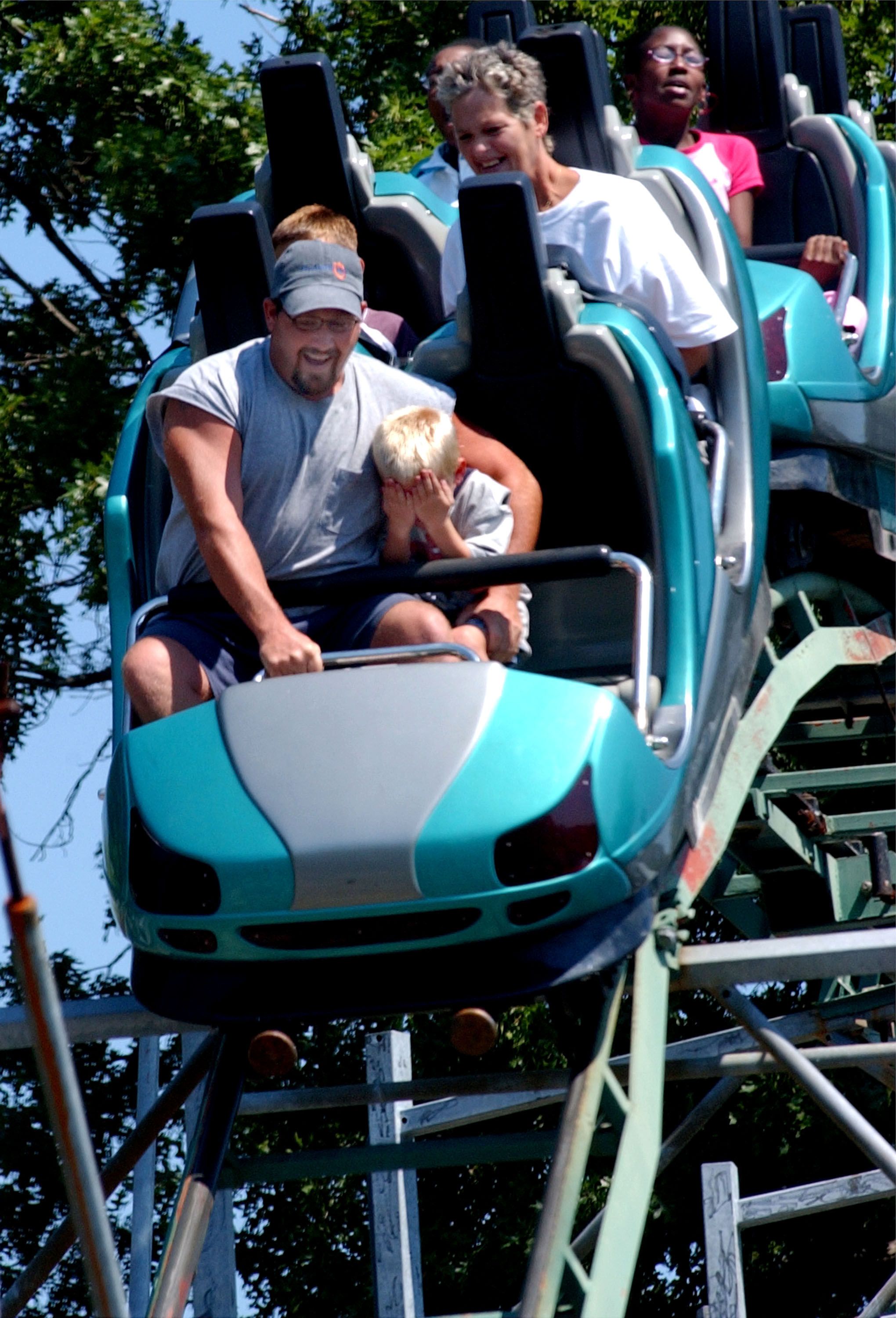 CINCINNATI /CONEY ISLAND MONDAY SEPTEMBER 5, 2005:
James Erdman's five year old son Eddie hid his eyes as they rode the roller-coaster at the annual Cincinnati AFL-CIO Picnic, held at Coney Island, that attracted upwards of 20,000 people.
(Photo by Ken Stewart)
