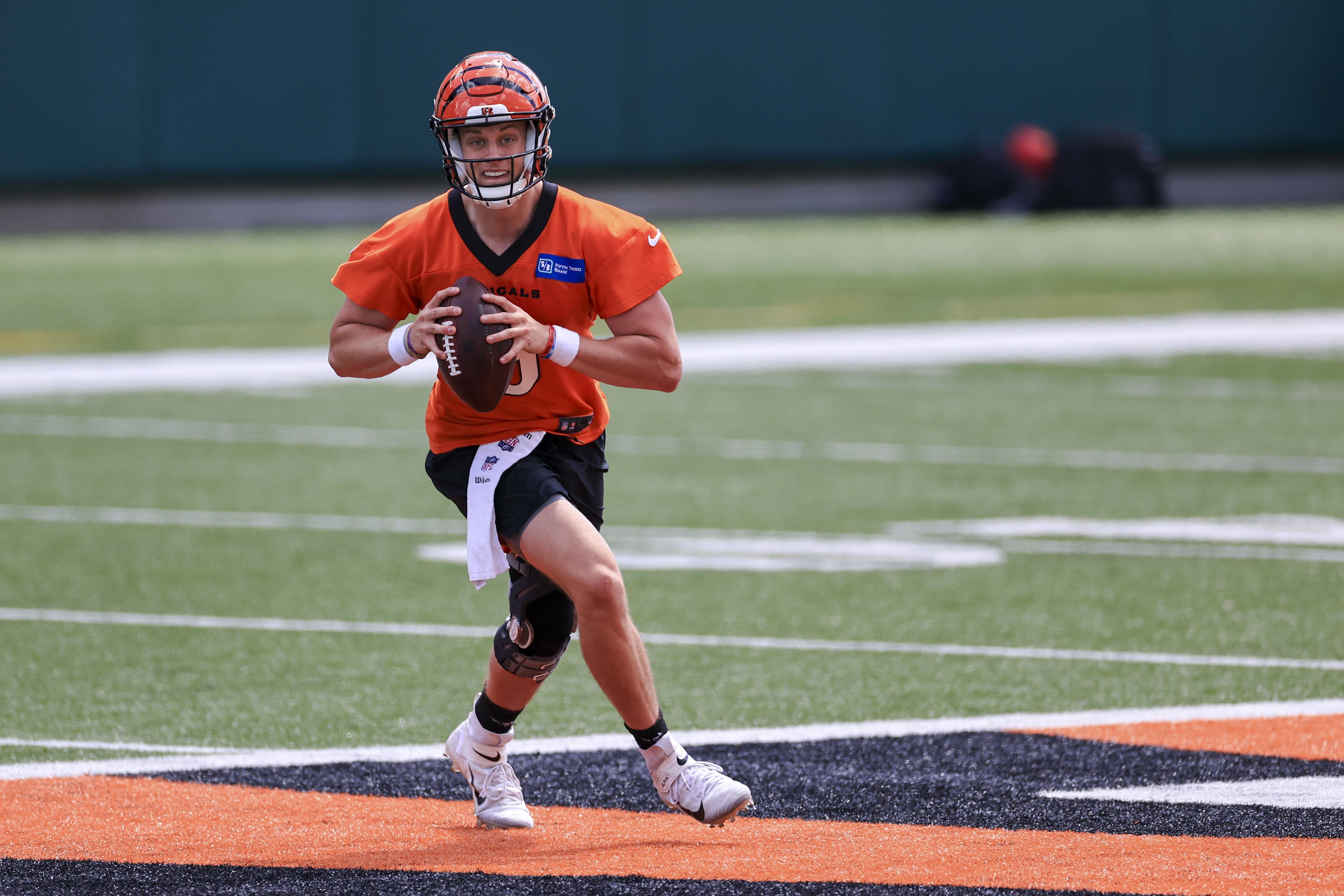 Joe Burrow Leaves Bengals Practice With Leg Injury