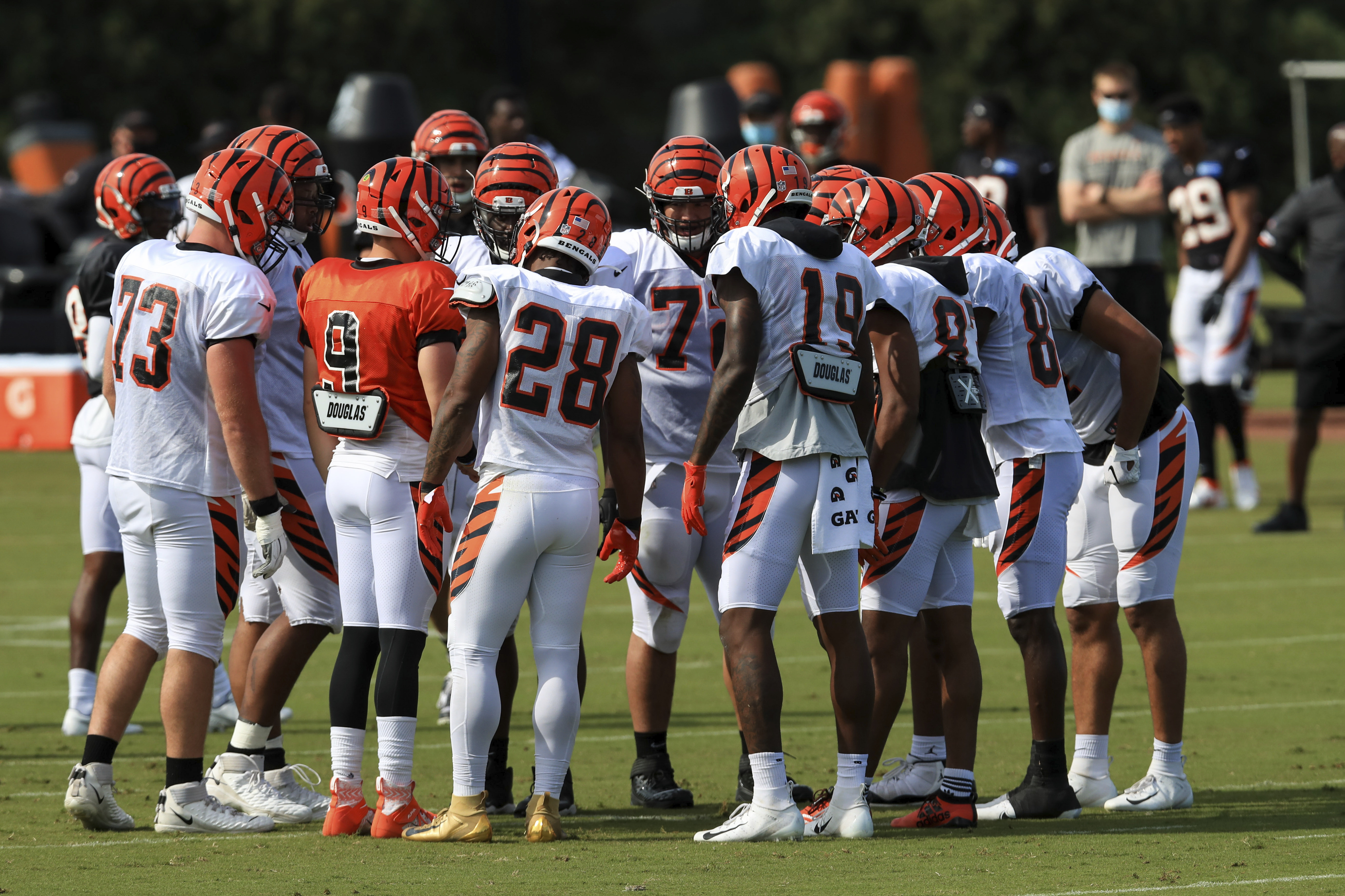 WATCH: Joe Mixon picks up phone, films CJ Uzomah touchdown celebration - On3