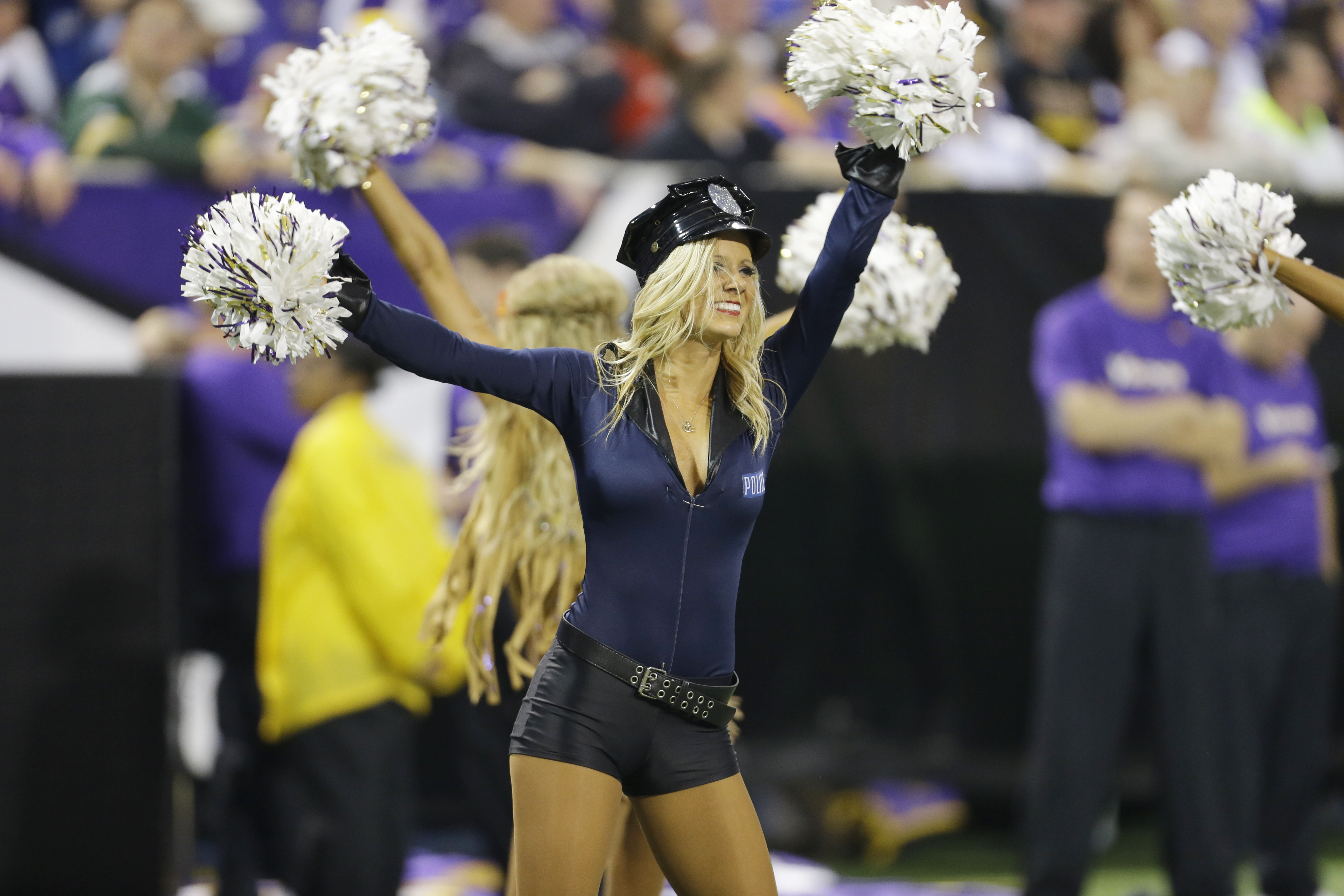 NFL Week 8: Cheerleaders, fans wear costumes