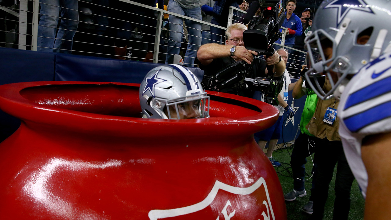 Helmet Stalker on X: Cowboys RB Ezekiel Elliott is using a