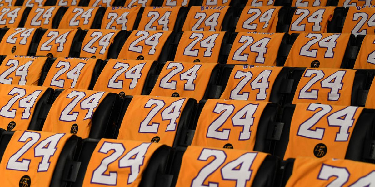 PHOTO: Lakers give fans throwback Kobe jerseys at Sunday's game