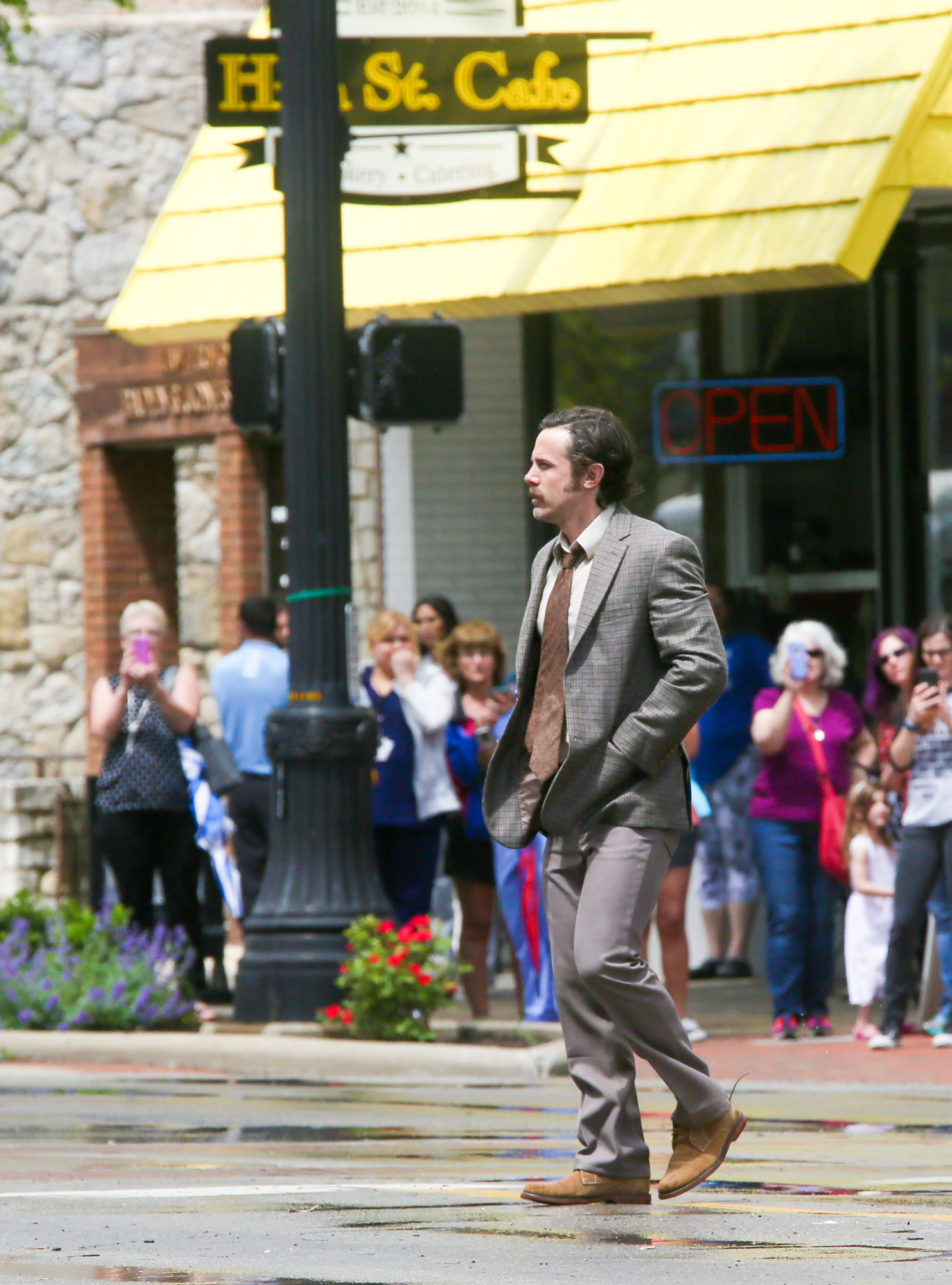Casey Affleck films a scene in Hamilton for the movie “The Old Man and the Gun.”