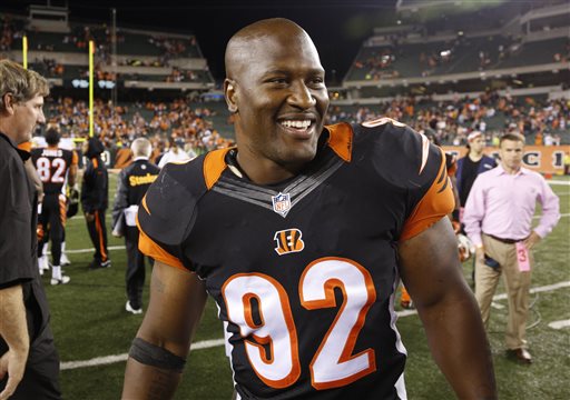 Cincinnati Bengals outside linebacker James Harrison warms up prior to an  NFL football game against the Pittsburgh Steelers, Monday, Sept. 16, 2013,  in Cincinnati. (AP Photo/David Kohl Stock Photo - Alamy