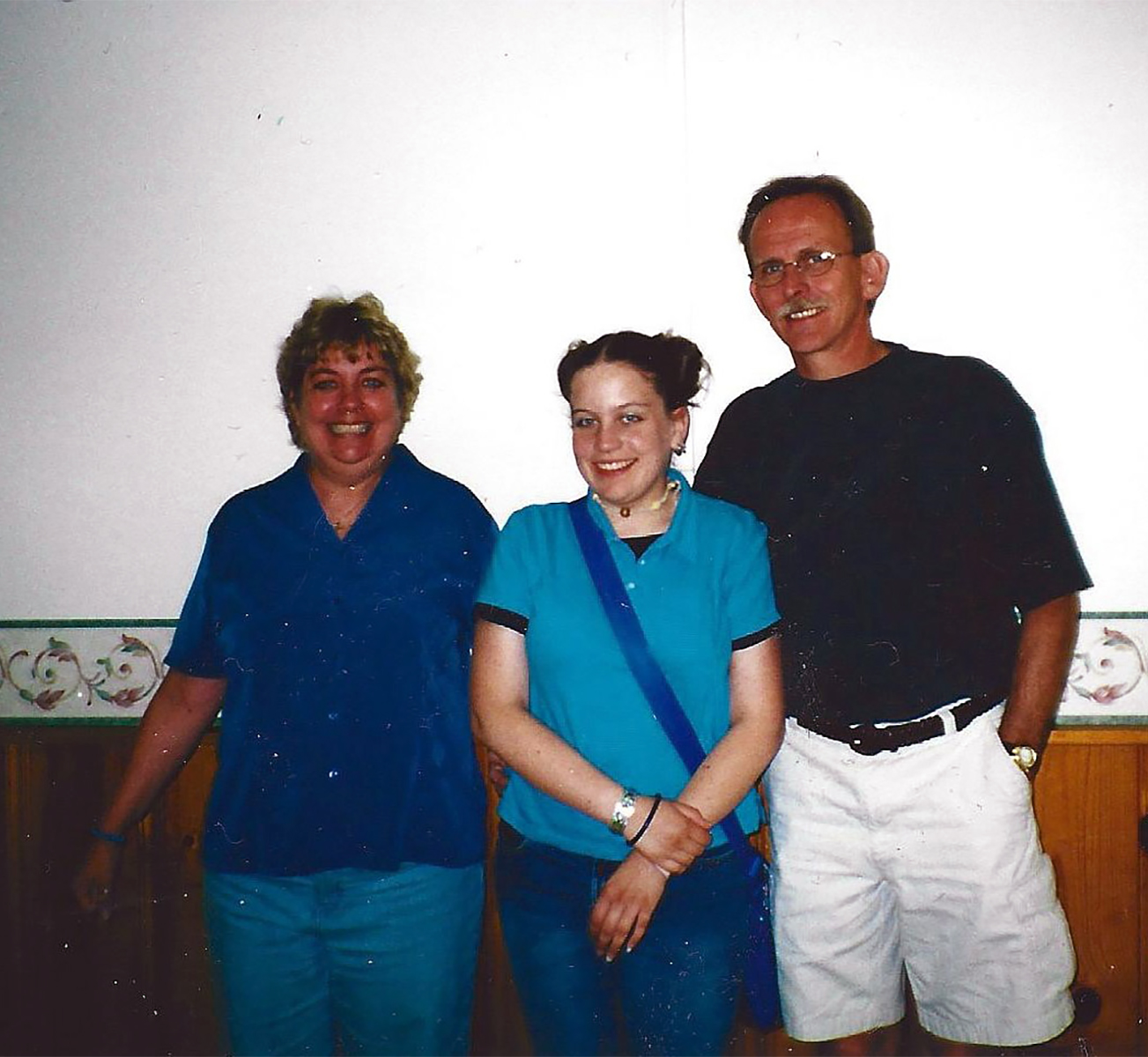 Harcourt (au centre) avec ses parents Kathy (L) et Brown en 2001. Harcourt a déclaré que c'était sa mère, qui a reçu un diagnostic de trouble bipolaire, qui l'a inspirée à redonner aux autres.  CONTRIBUÉ