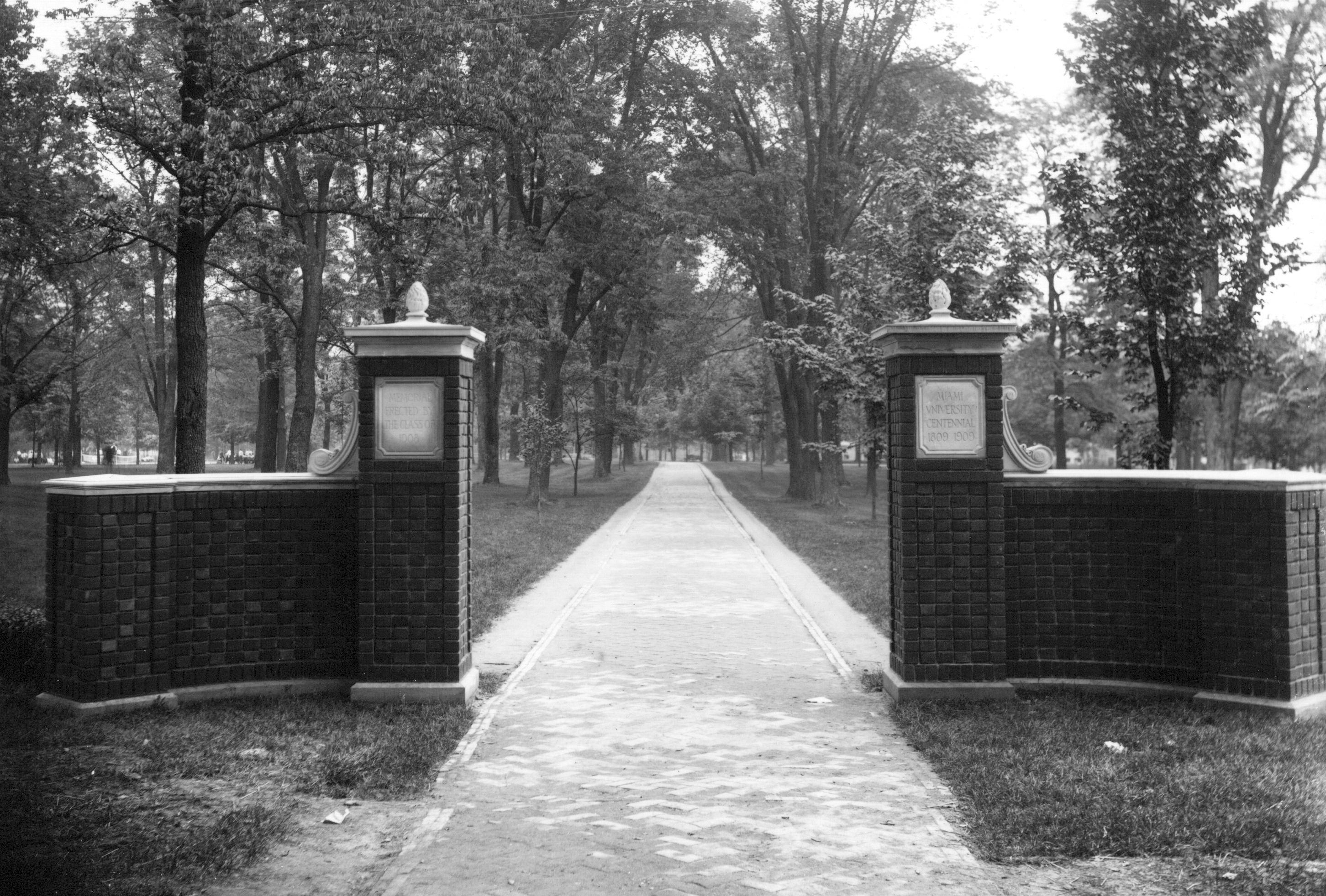 A view of Slant Walk photographed in 1909. The walk has been a main artery of the university and takes a diagonal path from the center of campus to Uptown Oxford. MIAMI UNIVERSITY LIBRARIES, FRANK SNYDER COLLECTION