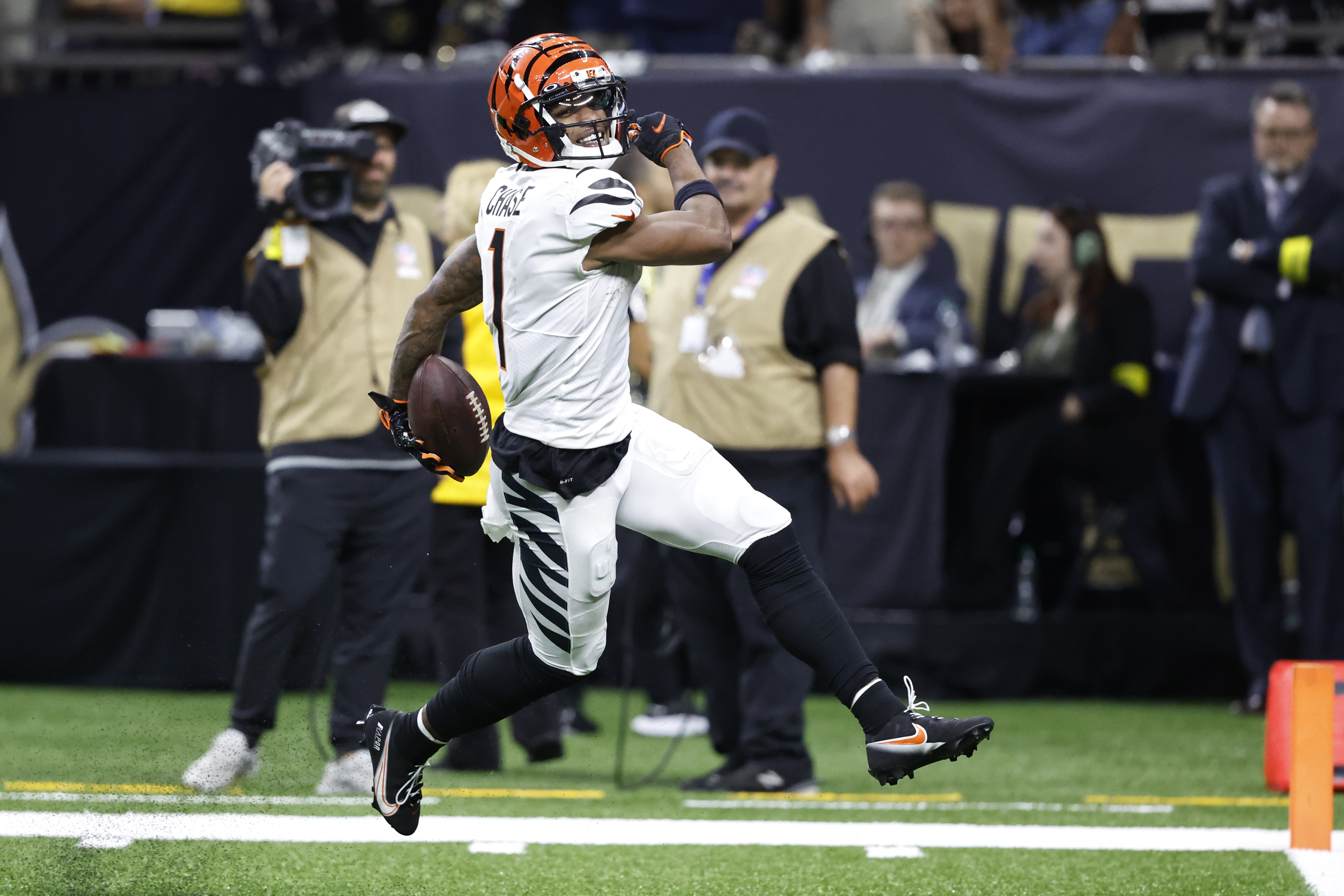 NFL: Patriots, Bengals punch playoff tickets