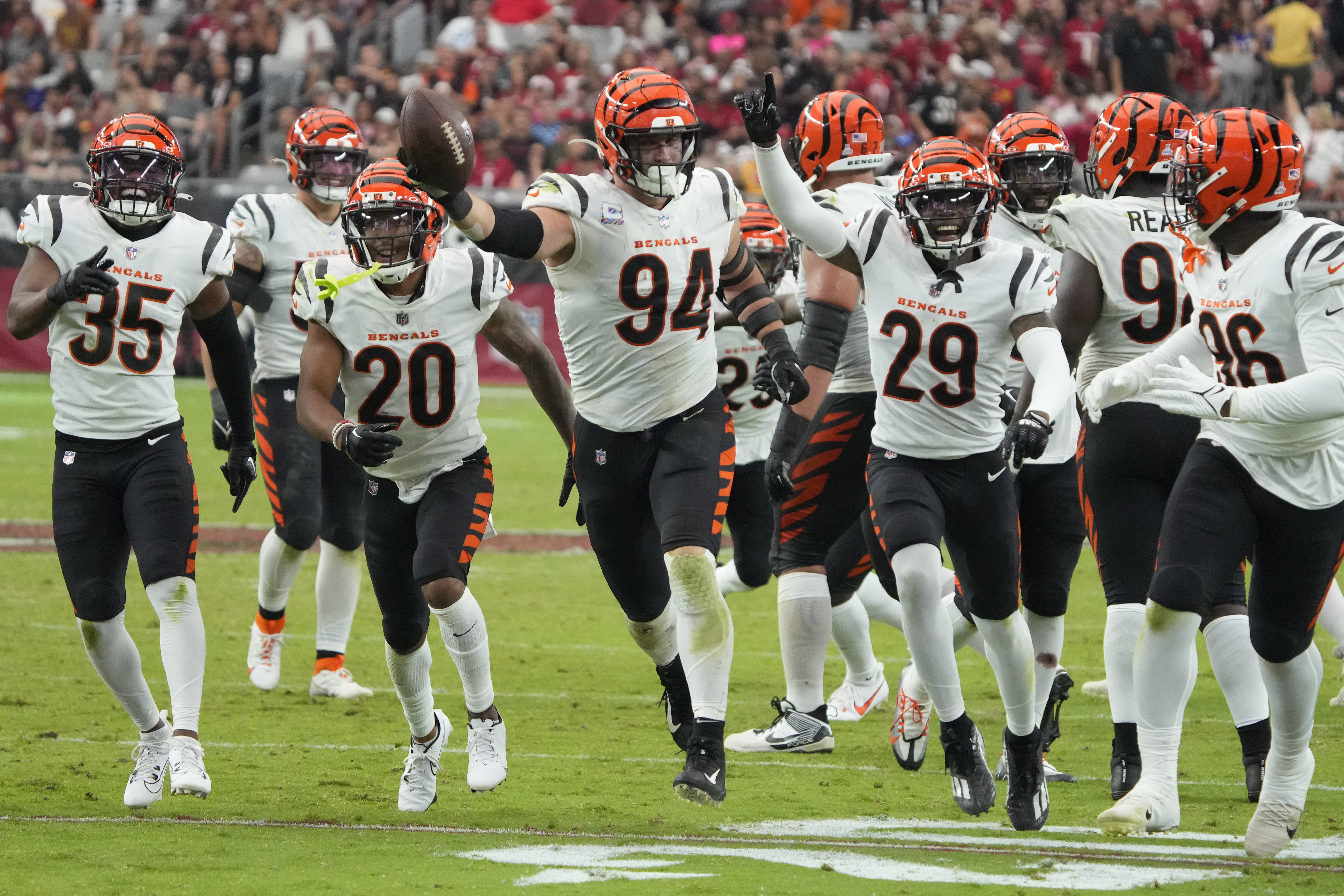 Lamar Jackson, Ravens hold on to beat Cincinnati 27-24. Bengals 0