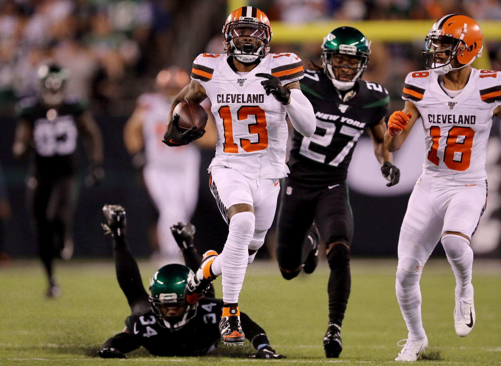 East Rutherford, New Jersey, USA. 27th Dec, 2020. Cleveland Browns  quarterback BAKER MAYFIELD (6) passes from the pocket at MetLife Stadium in  East Rutherford New Jersey New York defeats Cleveland 23 to