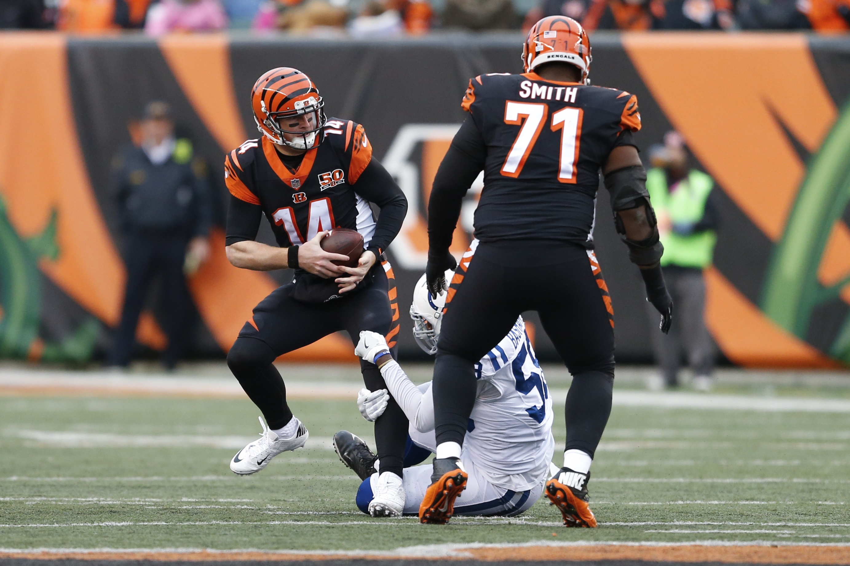 Cincinnati Bengals head coach Marvin Lewis talks with line backer