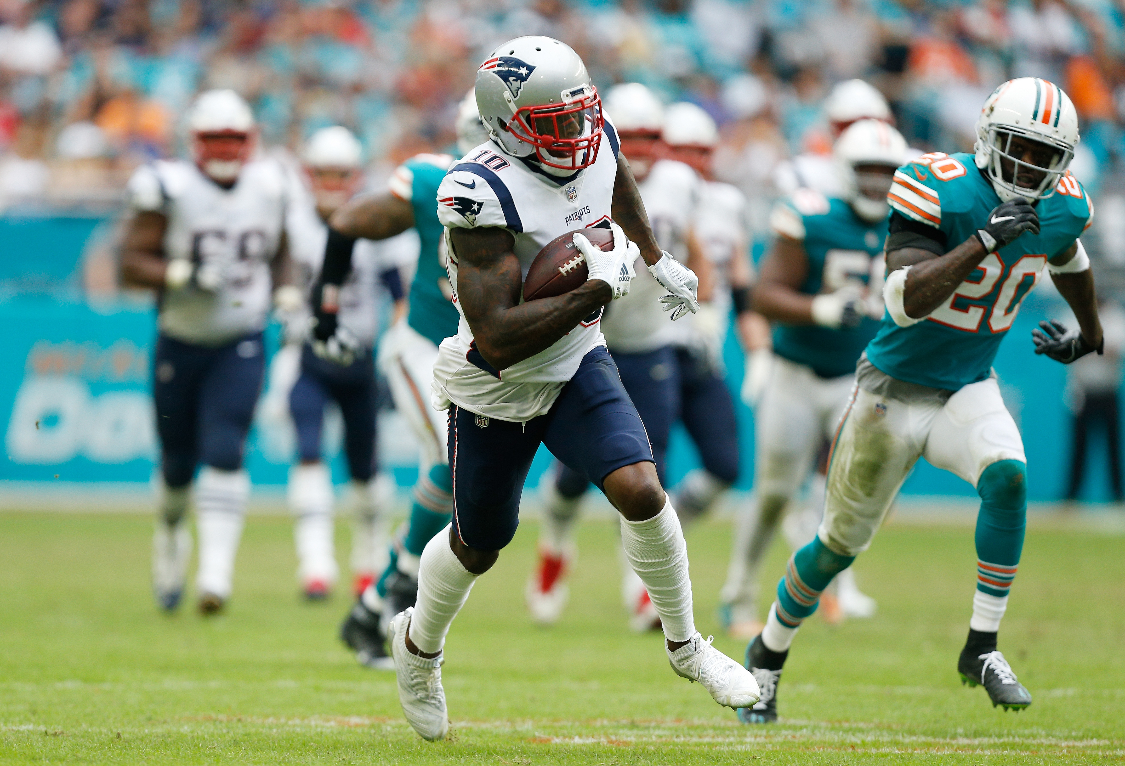 New England Patriots: Team standing behind Josh Gordon