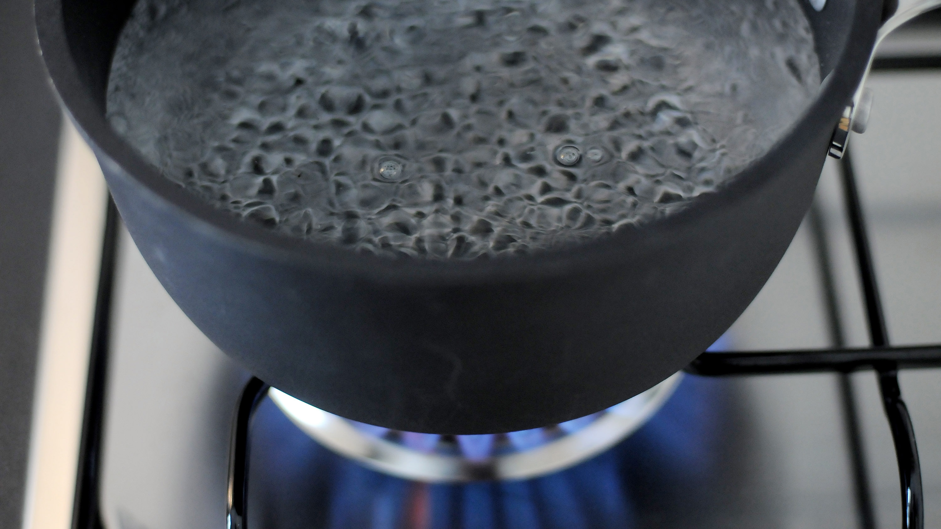 Mum's tip to keep water for hot drinks warm all day sparks heated debate -  Daily Star