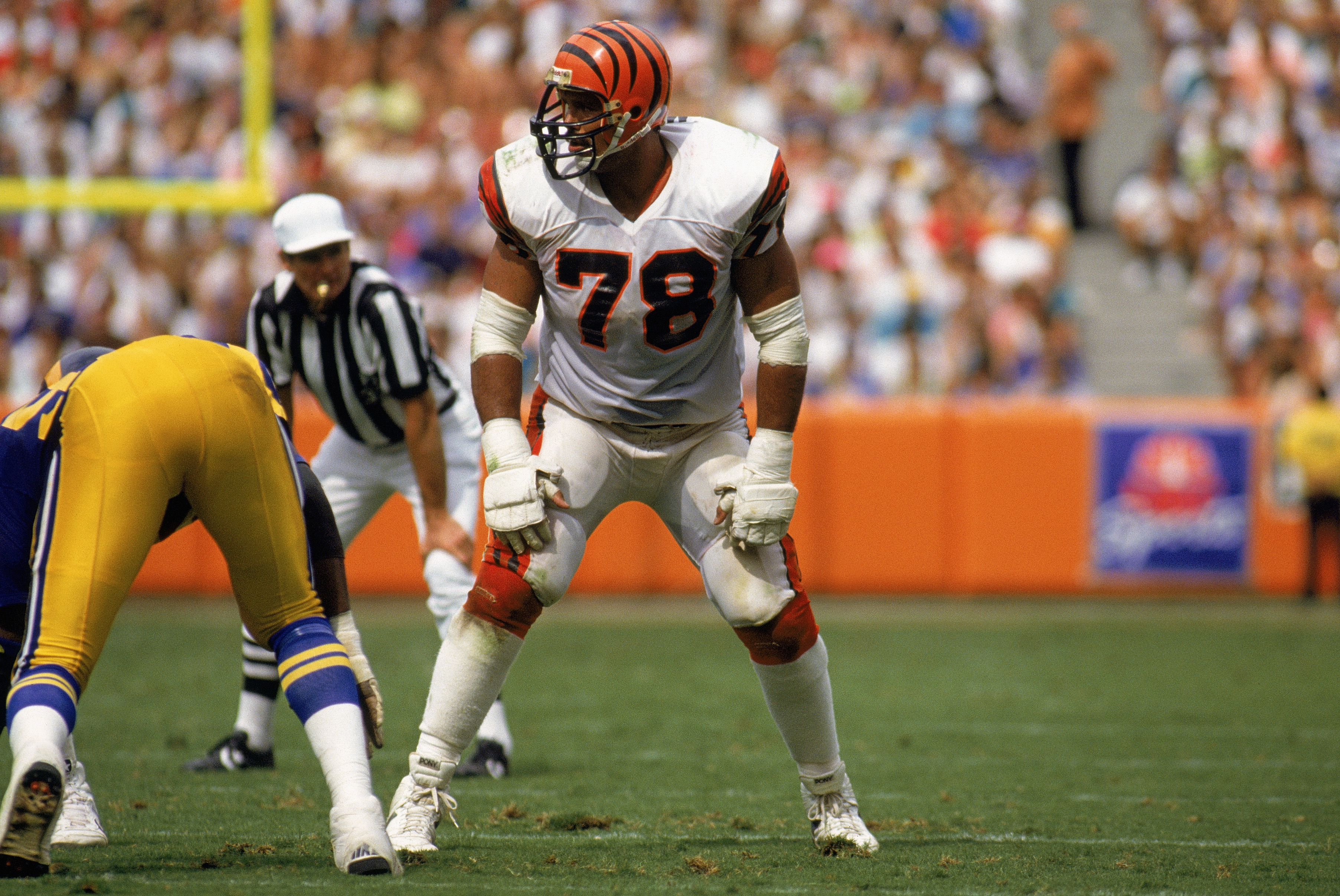 Bengals great Anthony Muñoz treats Hamilton school kids to