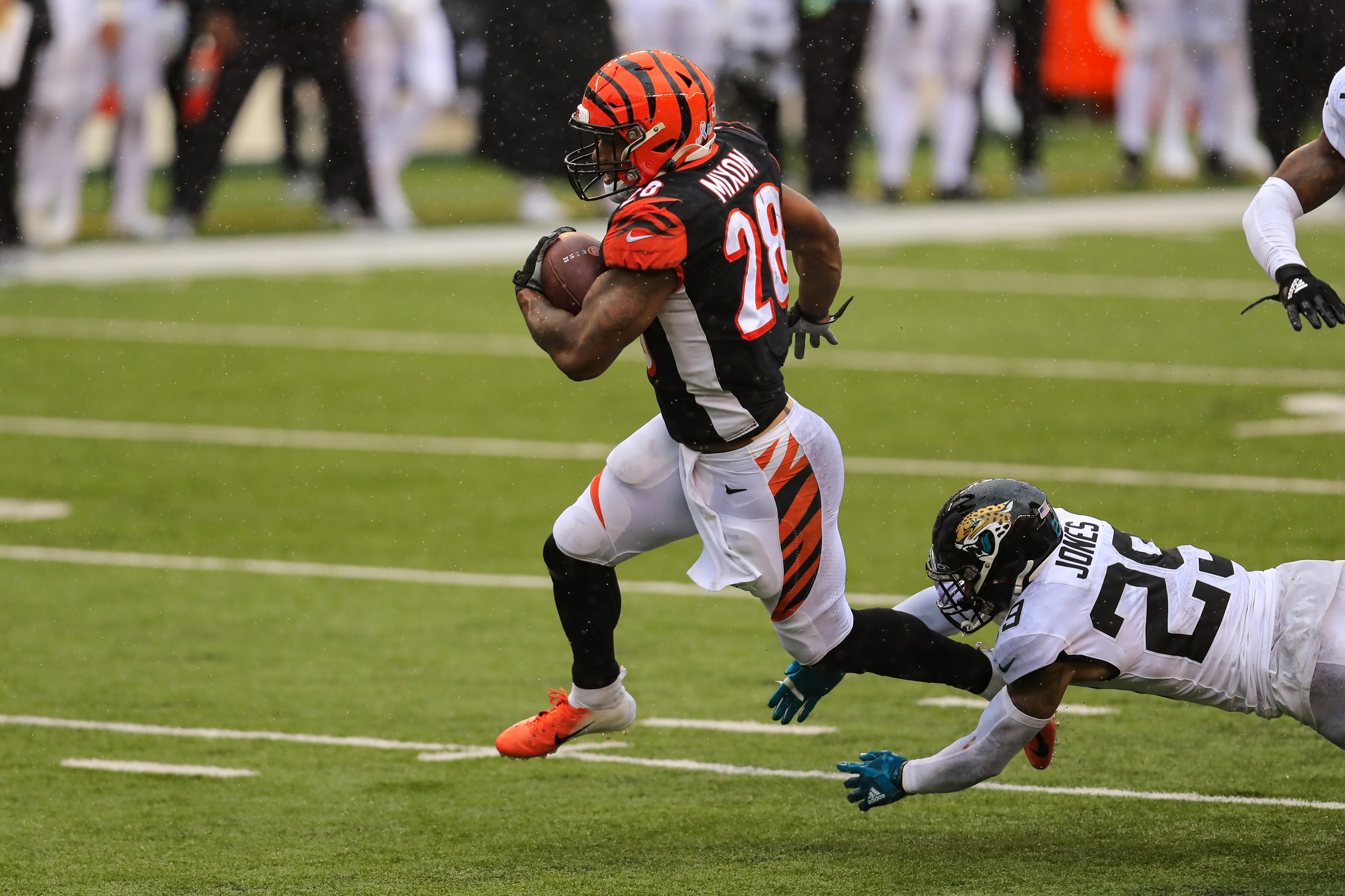 Burrow earns first NFL win, Bengals top Jaguars 33-25