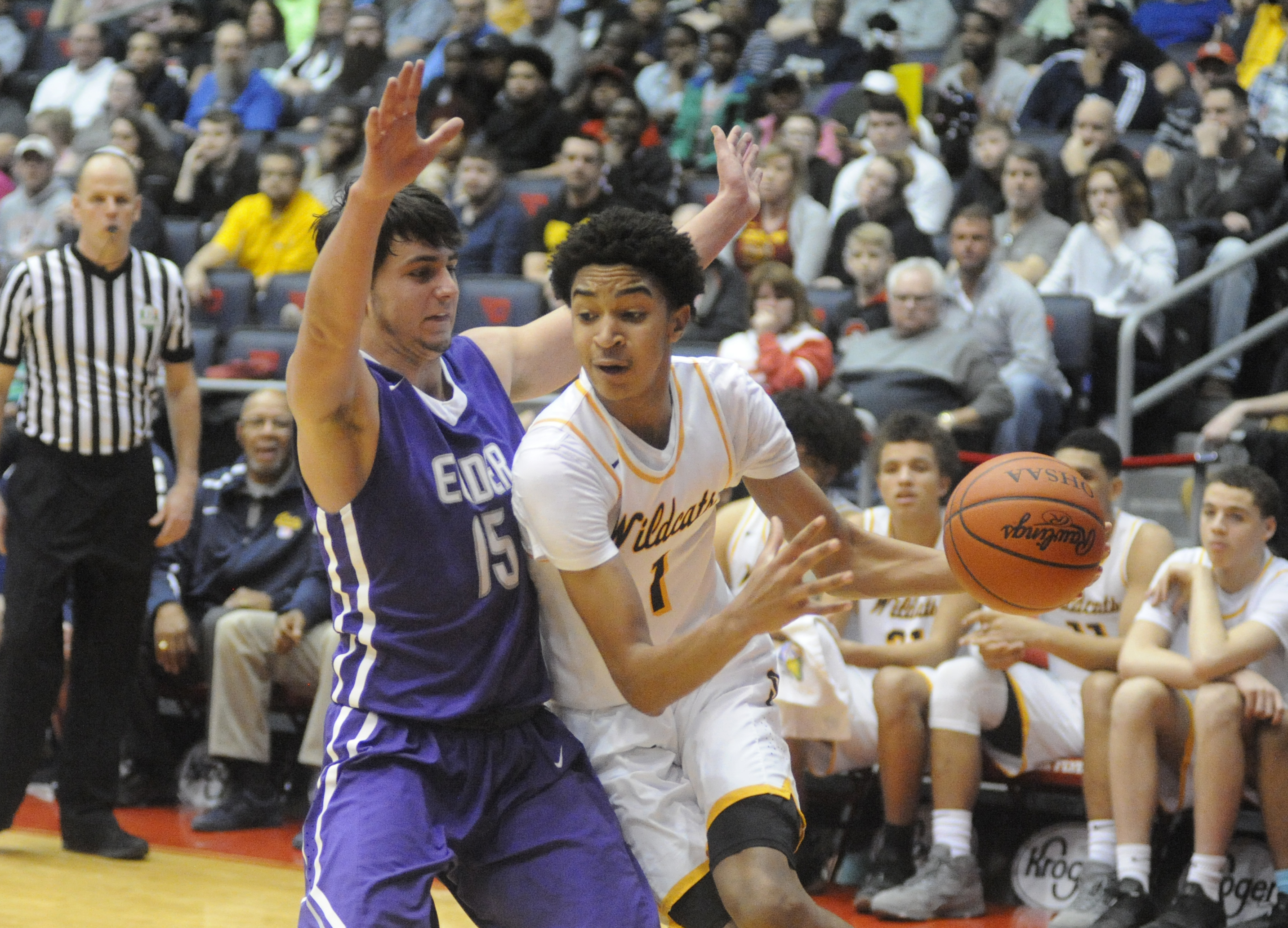 Sam Towns’ (with ball) late free throw set up Michael Wallace’s heroics. MARC PENDLETON / STAFF
