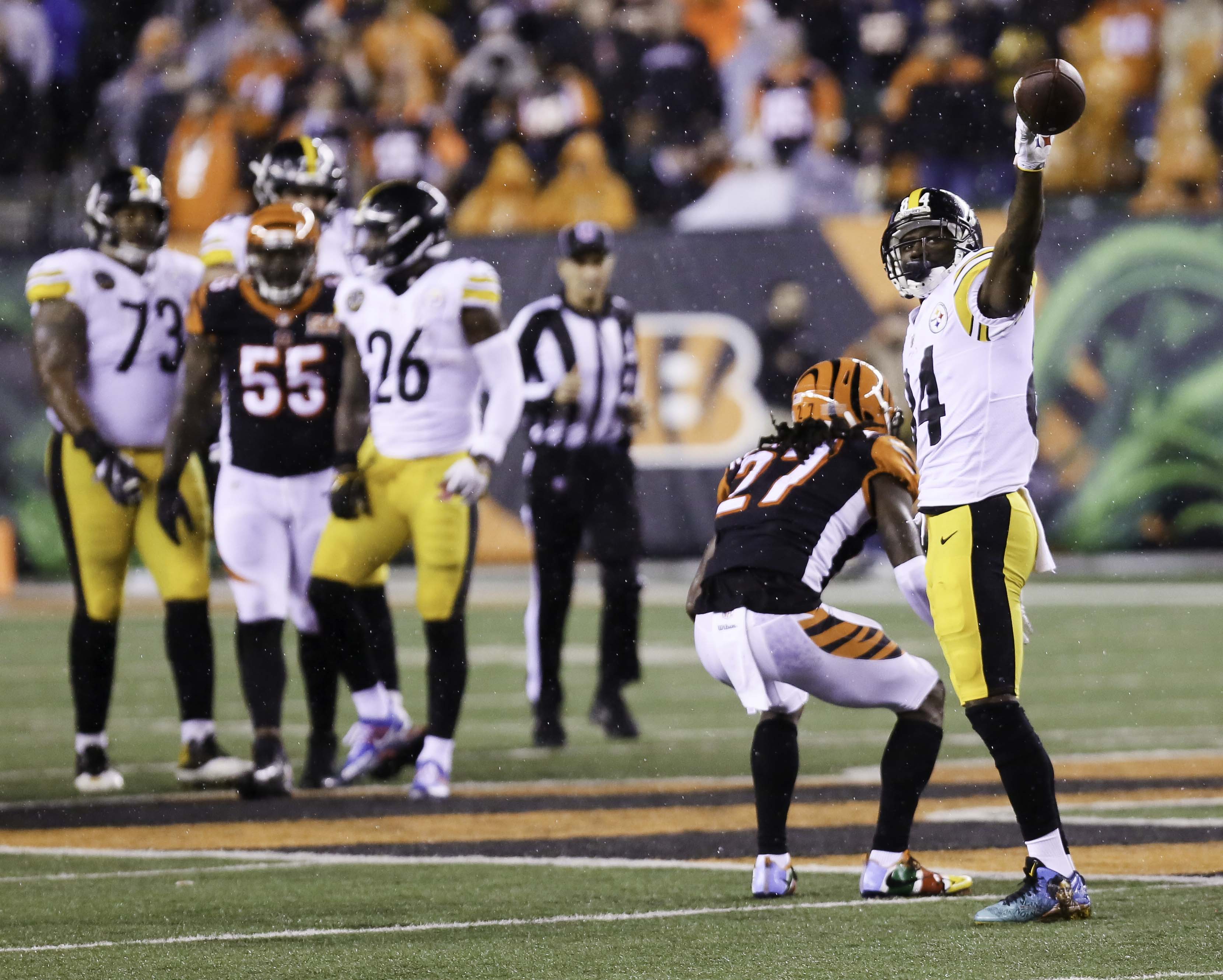 Steelers wide receiver Antonio Brown (84) catches a pass during the second half of their 23-20 win over the Bengals at Paul Brown Stadium, Monday, Dec. 4, 2017. GREG LYNCH / STAFF
